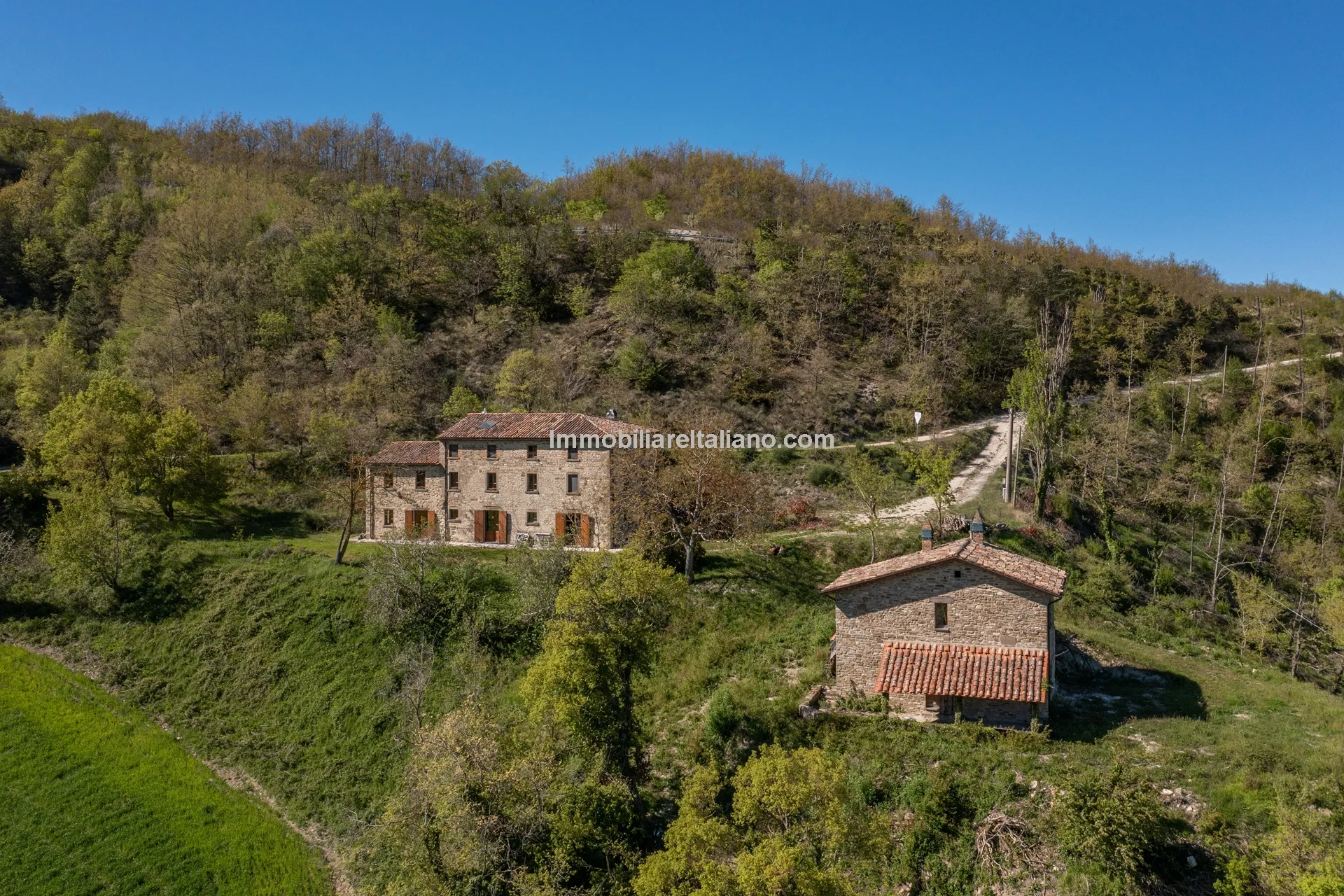 Expansive 6-Bedroom Country House in Umbria with Ample Gardens - View image 8 of 60