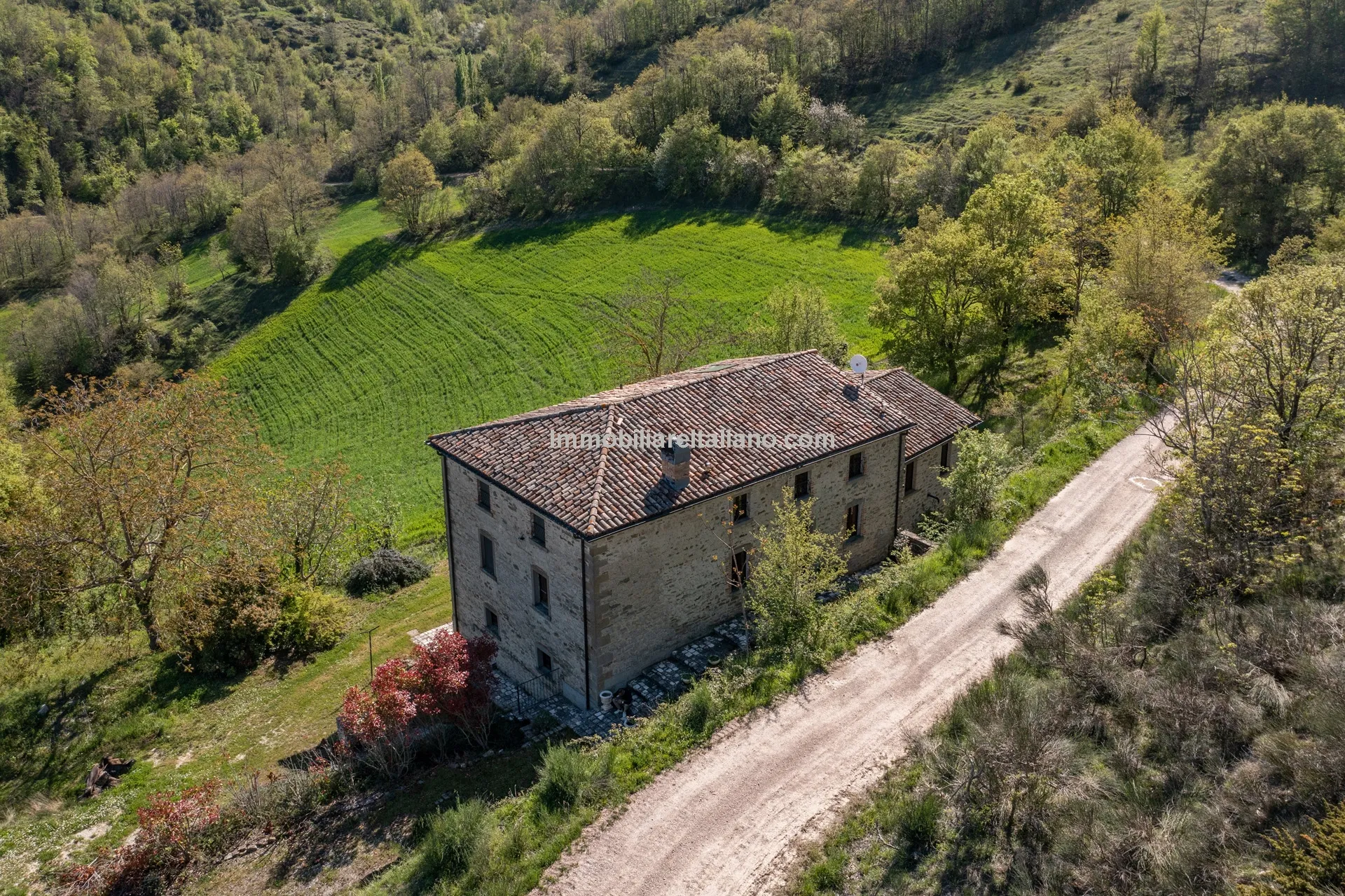 Expansive 6-Bedroom Country House in Umbria with Ample Gardens - View image 9 of 60