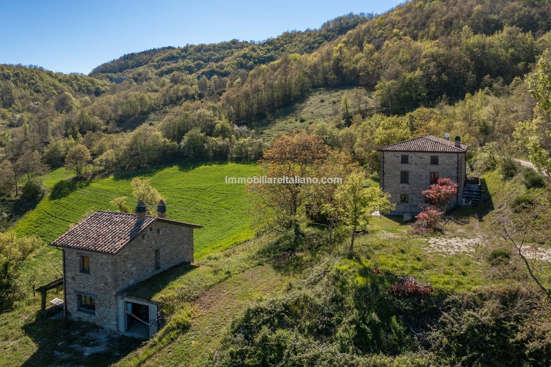 Expansive 6-Bedroom Country House in Umbria with Ample Gardens - View image 10 of 60