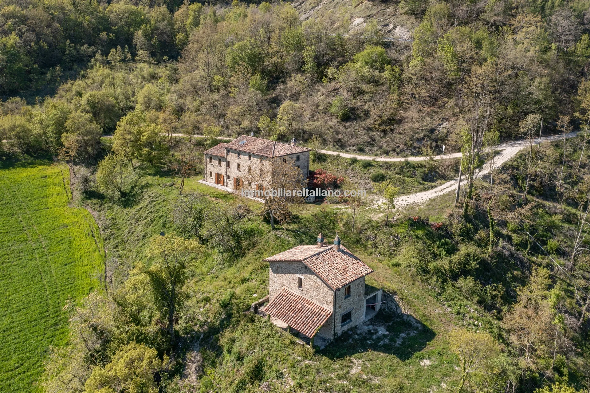 Expansive 6-Bedroom Country House in Umbria with Ample Gardens - View image 12 of 60