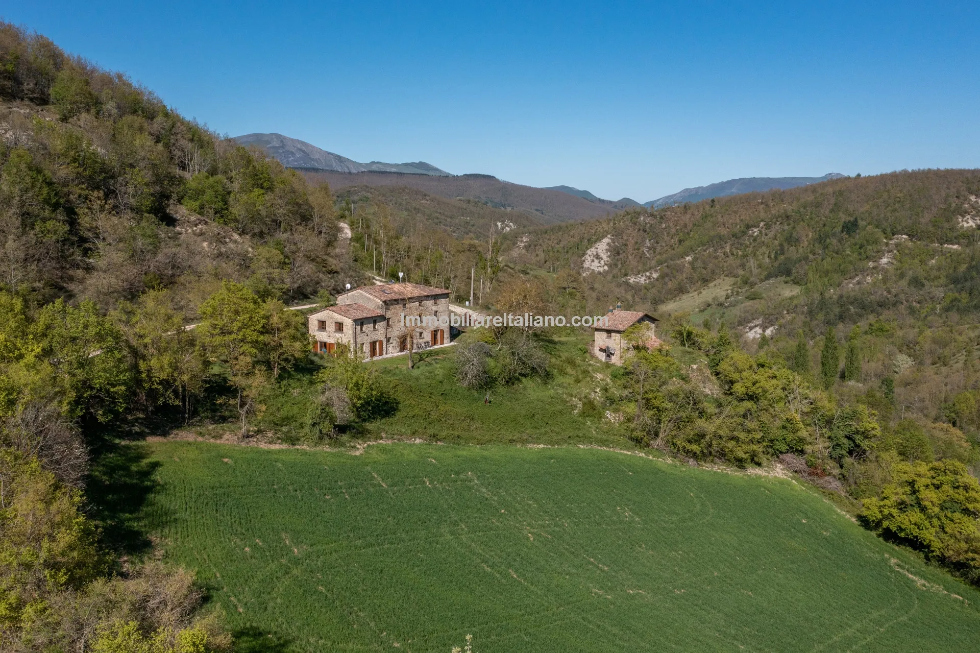 Expansive 6-Bedroom Country House in Umbria with Ample Gardens - View image 13 of 60