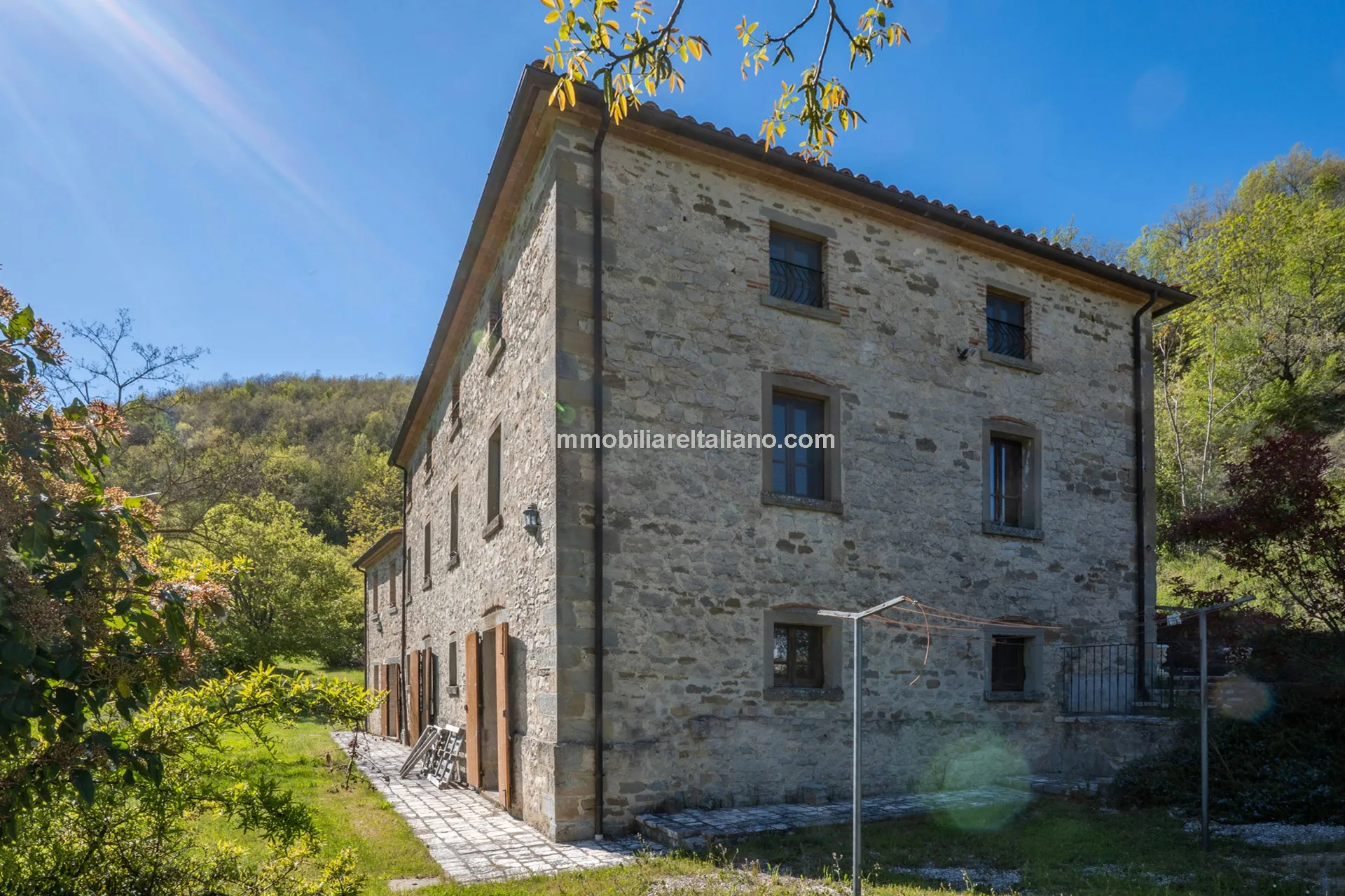 Expansive 6-Bedroom Country House in Umbria with Ample Gardens - View image 14 of 60