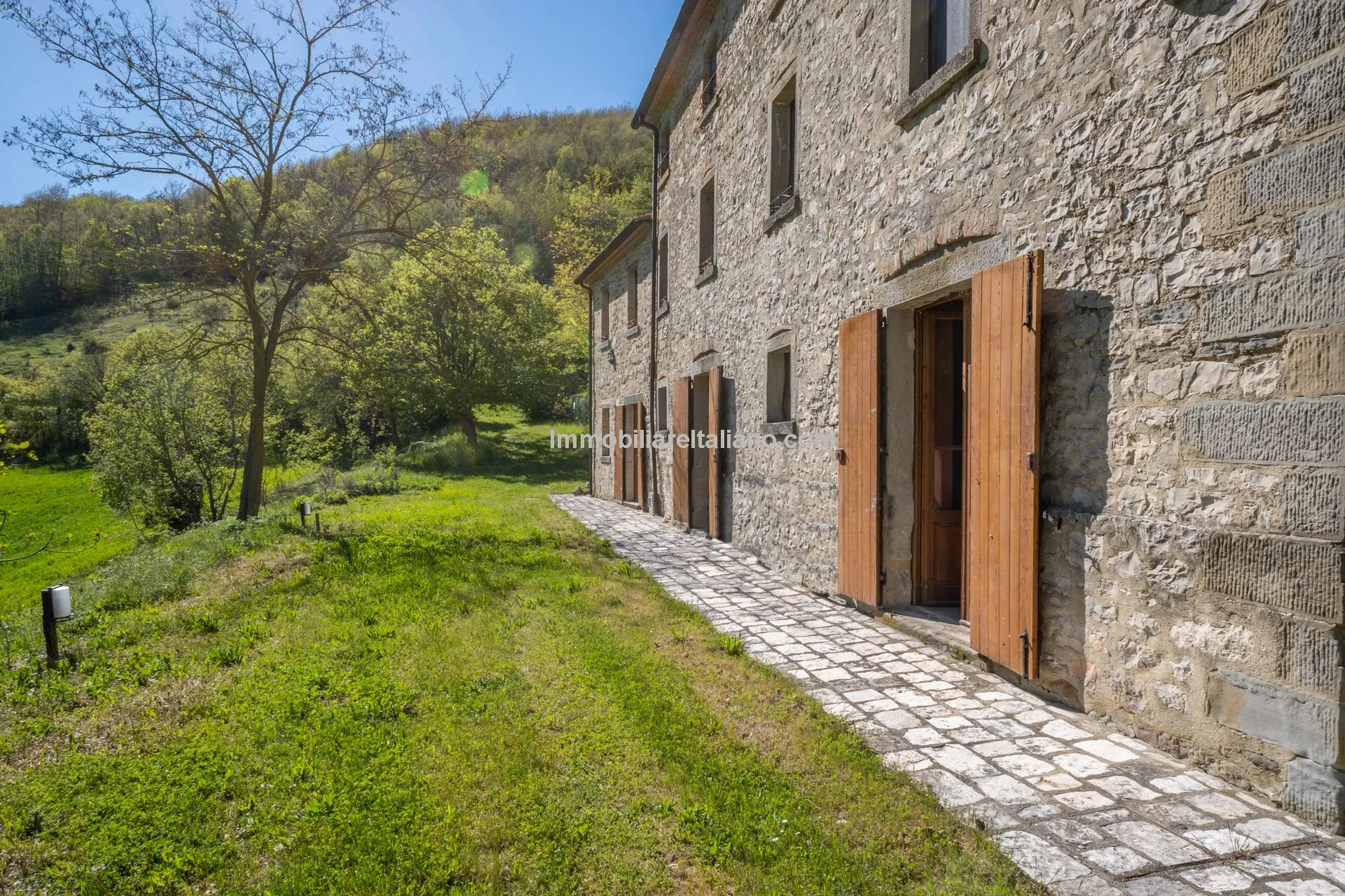 Expansive 6-Bedroom Country House in Umbria with Ample Gardens - View image 15 of 60