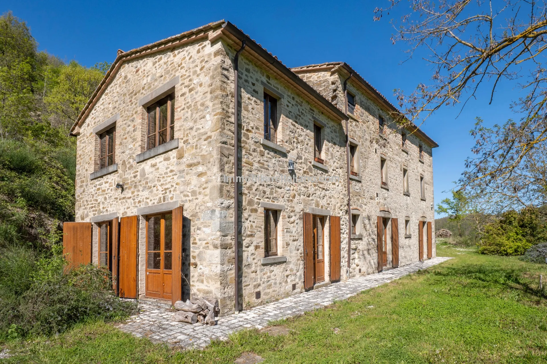 Expansive 6-Bedroom Country House in Umbria with Ample Gardens - View image 16 of 60
