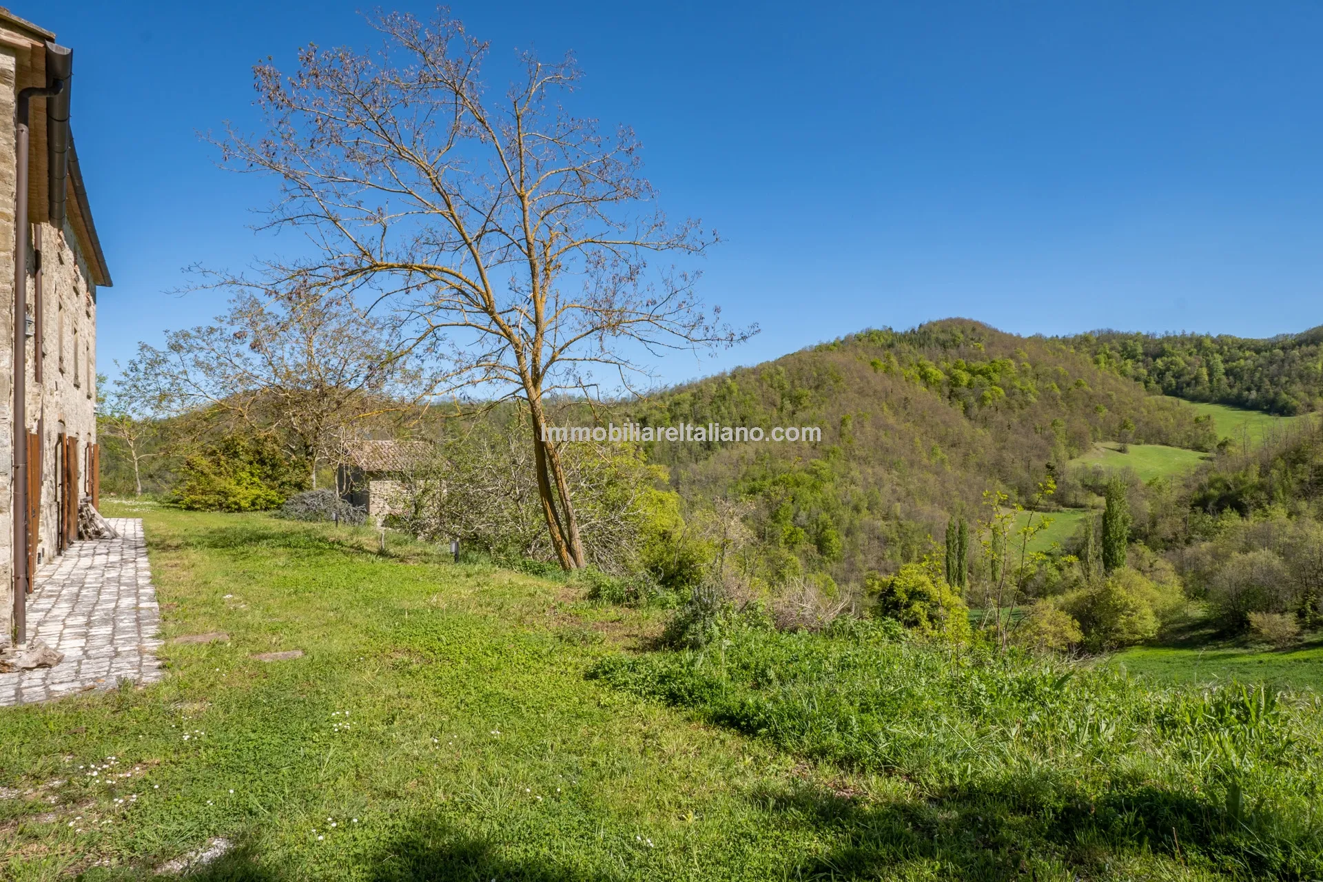 Expansive 6-Bedroom Country House in Umbria with Ample Gardens - View image 17 of 60