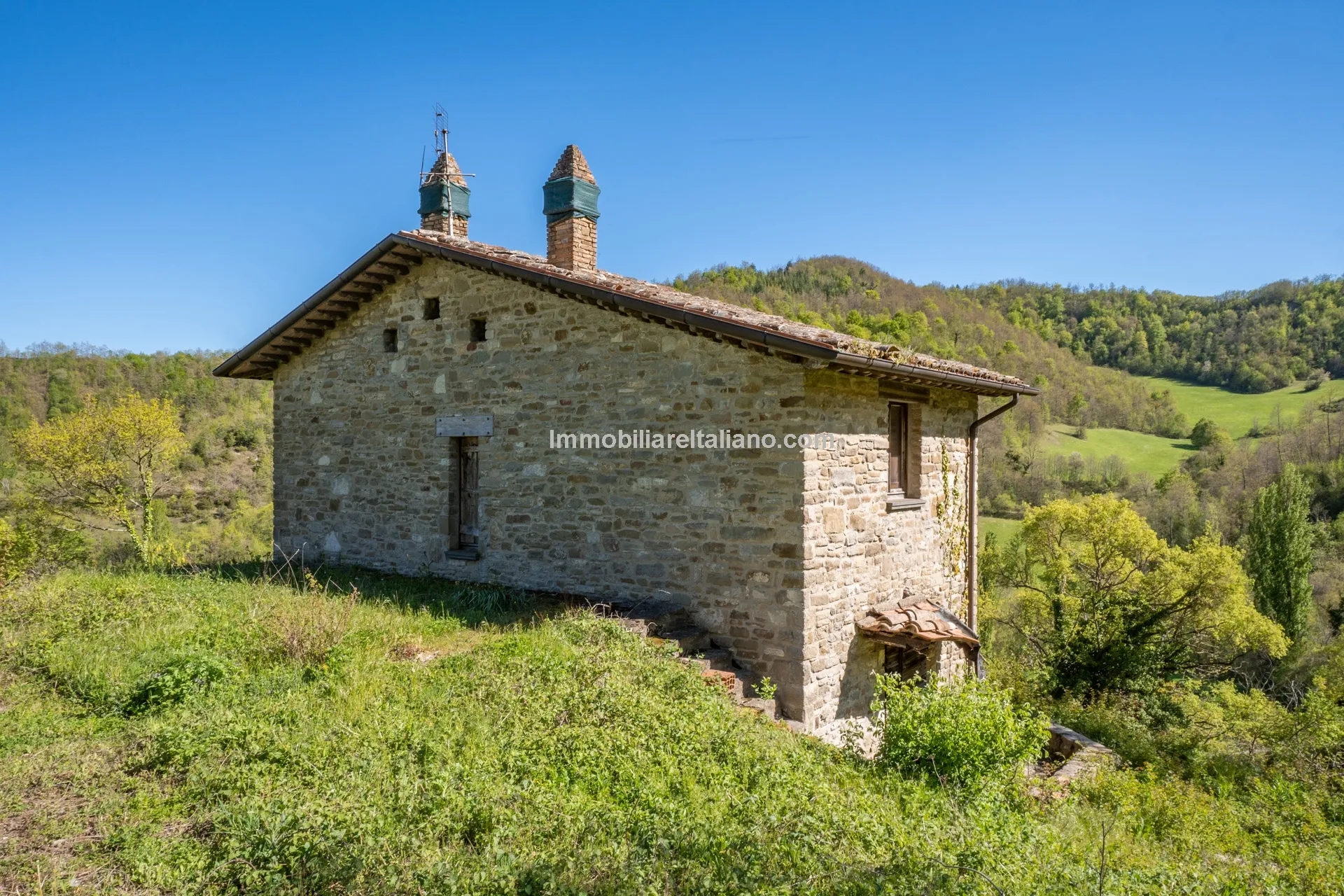 Expansive 6-Bedroom Country House in Umbria with Ample Gardens - View image 18 of 60
