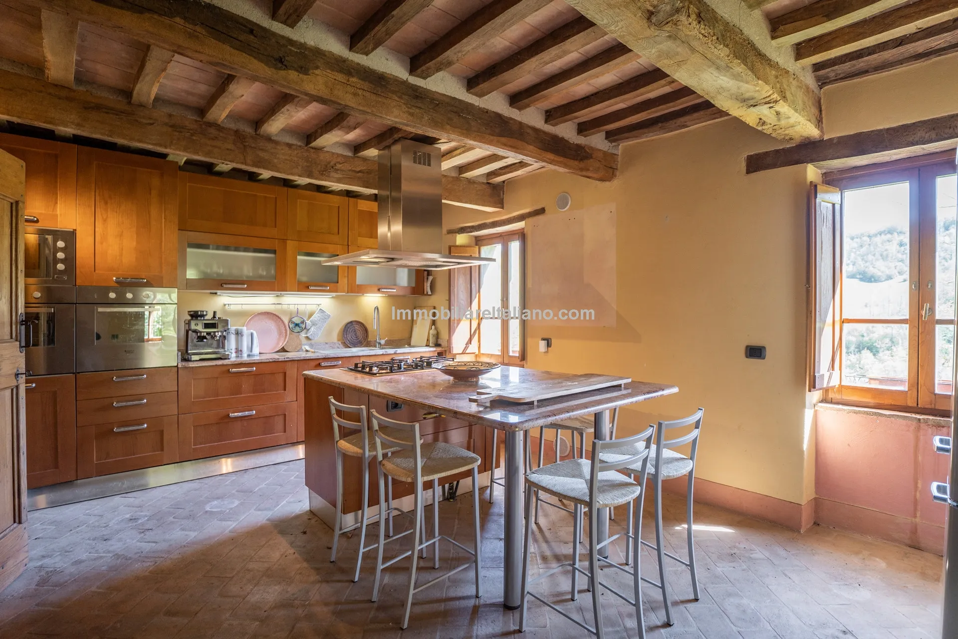 Expansive 6-Bedroom Country House in Umbria with Ample Gardens - View image 27 of 60