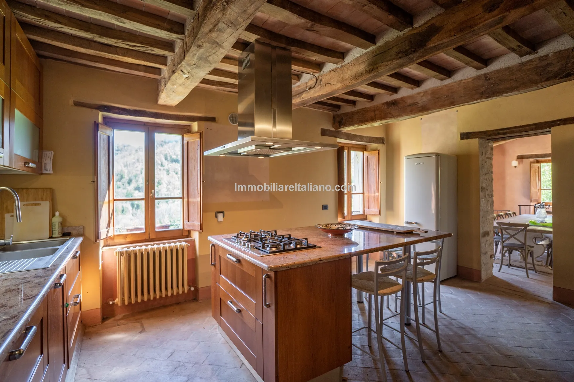 Expansive 6-Bedroom Country House in Umbria with Ample Gardens - View image 28 of 60