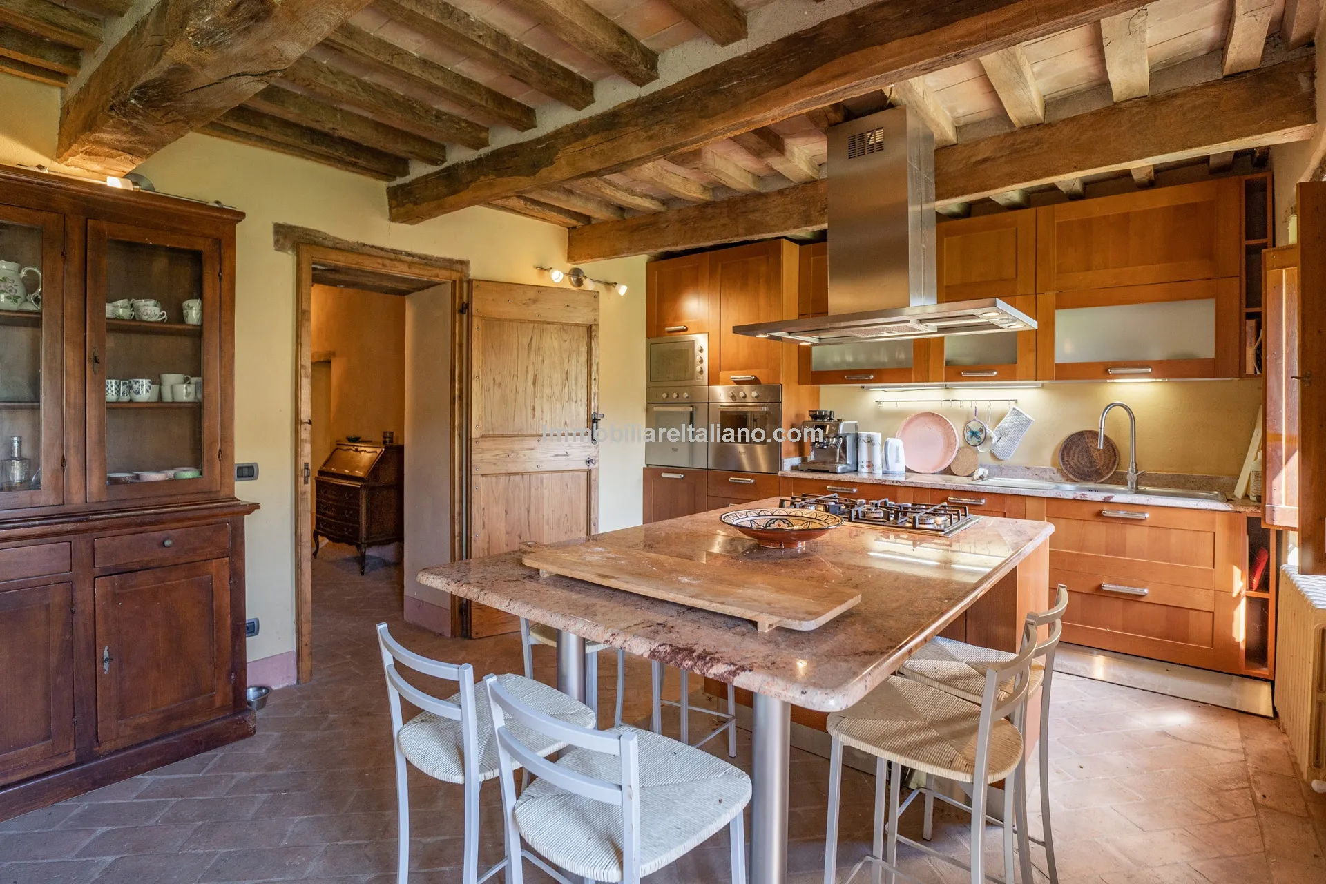 Expansive 6-Bedroom Country House in Umbria with Ample Gardens - View image 29 of 60