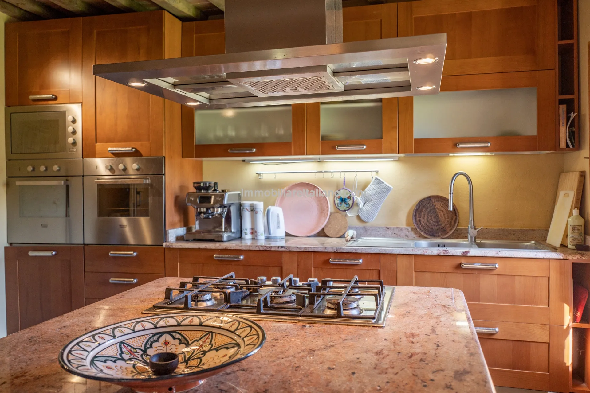 Expansive 6-Bedroom Country House in Umbria with Ample Gardens - View image 30 of 60