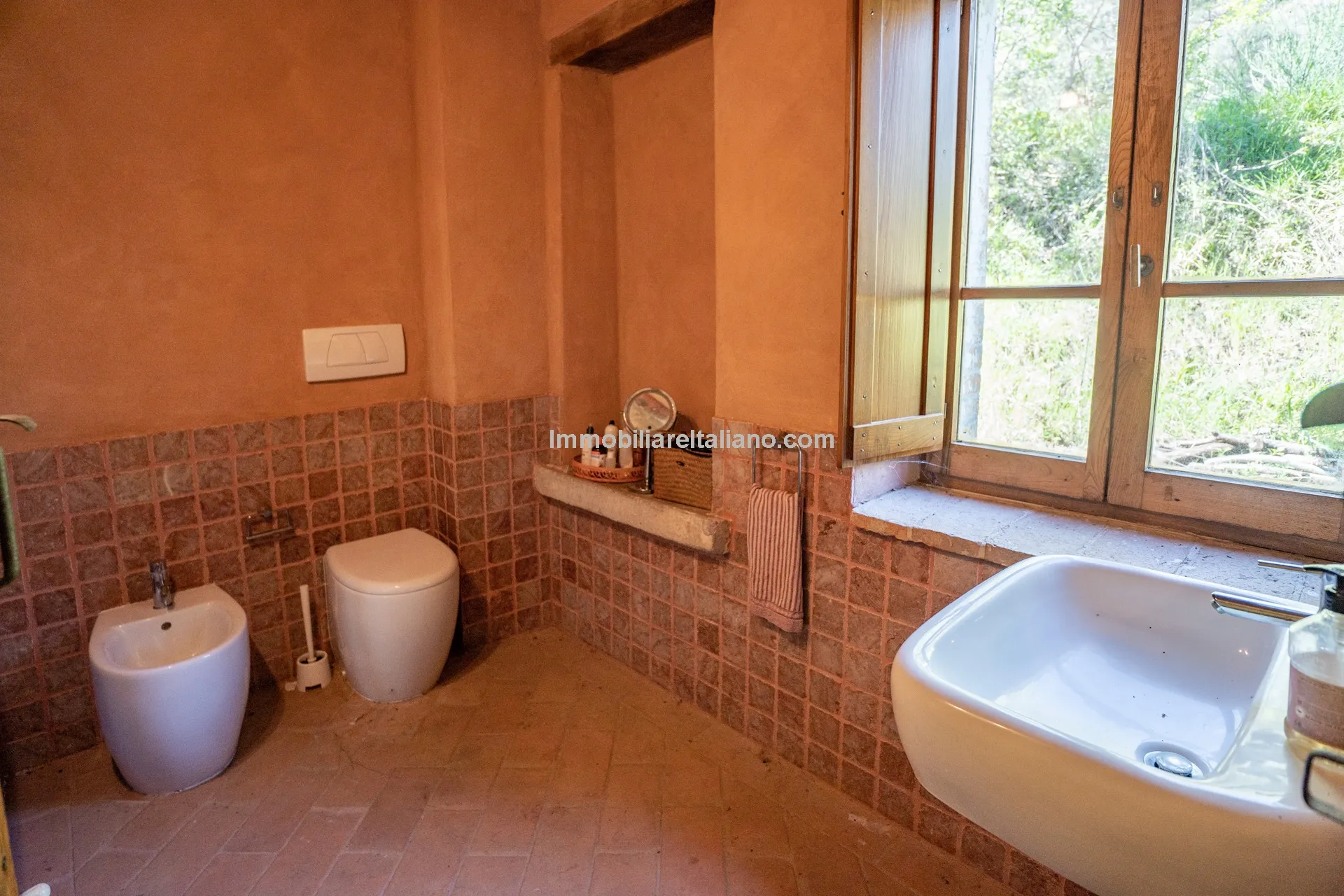 Expansive 6-Bedroom Country House in Umbria with Ample Gardens - View image 32 of 60