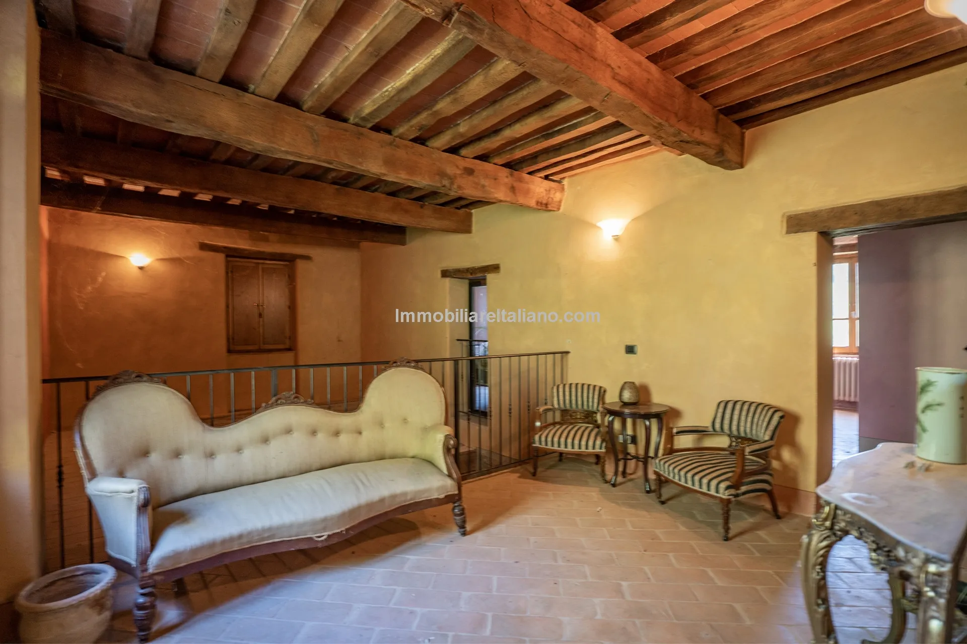 Expansive 6-Bedroom Country House in Umbria with Ample Gardens - View image 33 of 60