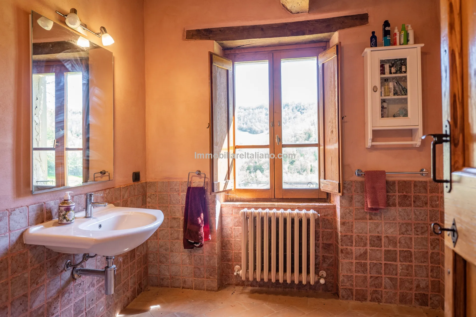 Expansive 6-Bedroom Country House in Umbria with Ample Gardens - View image 34 of 60