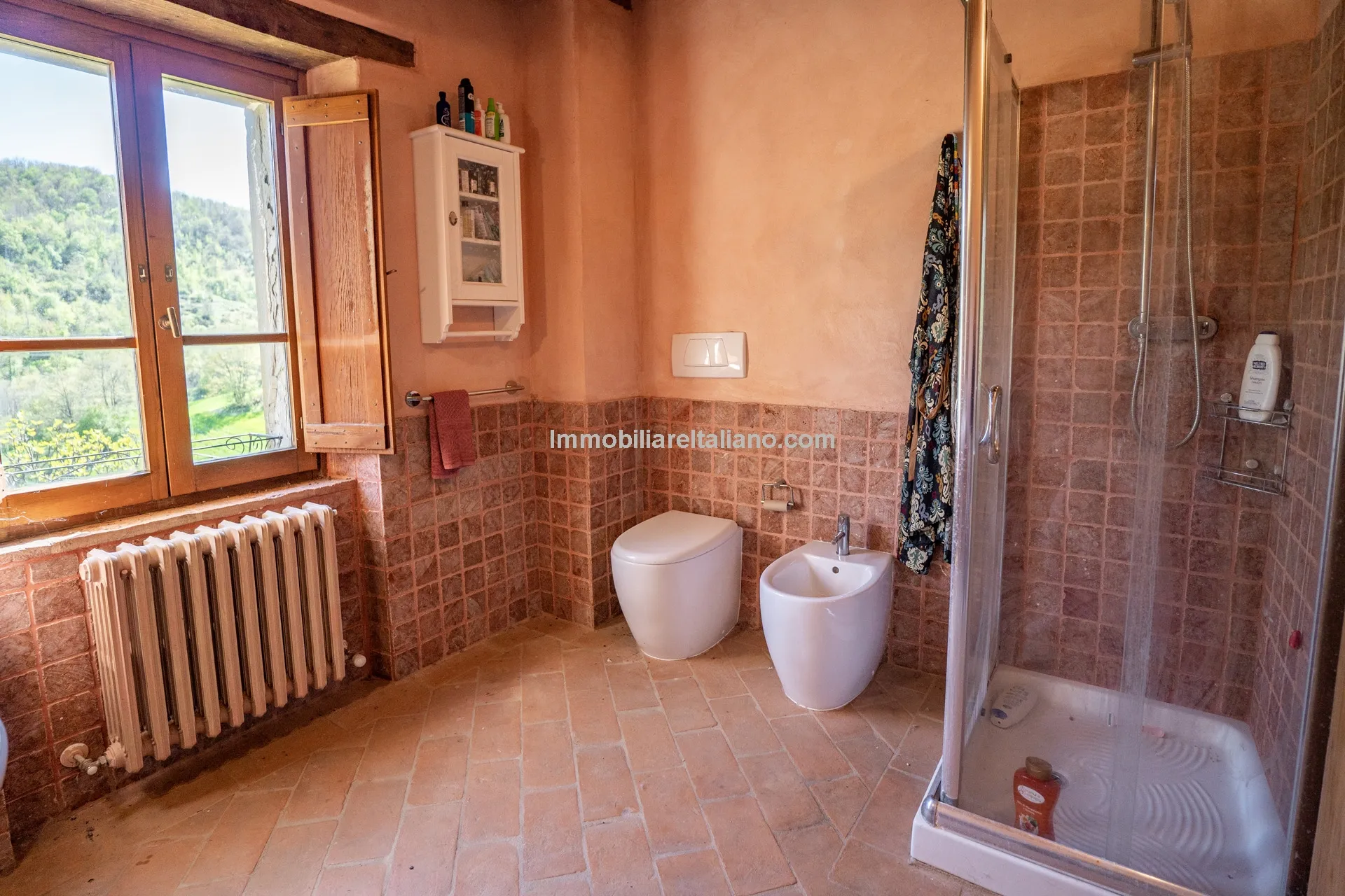 Expansive 6-Bedroom Country House in Umbria with Ample Gardens - View image 35 of 60
