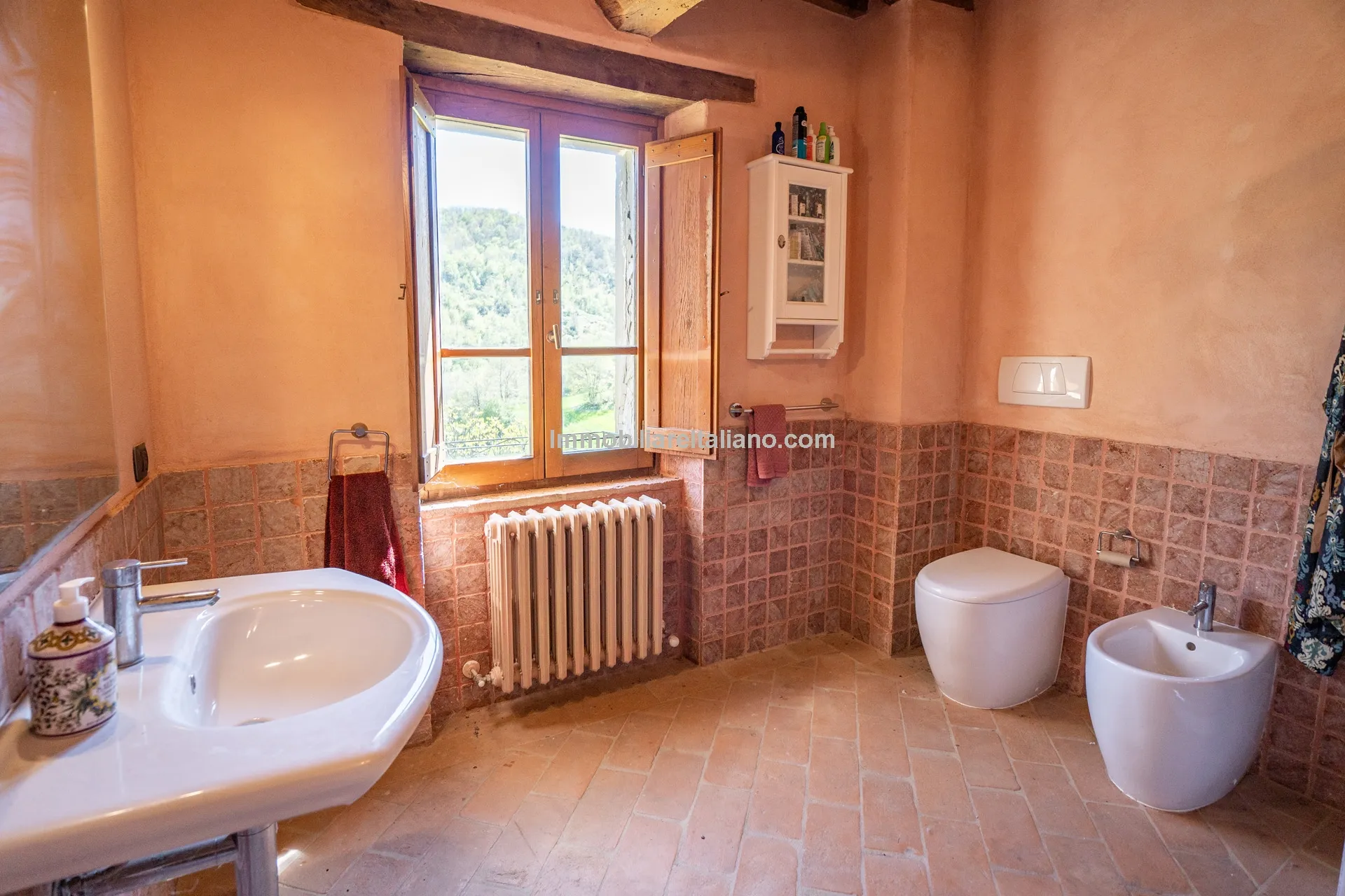 Expansive 6-Bedroom Country House in Umbria with Ample Gardens - View image 36 of 60