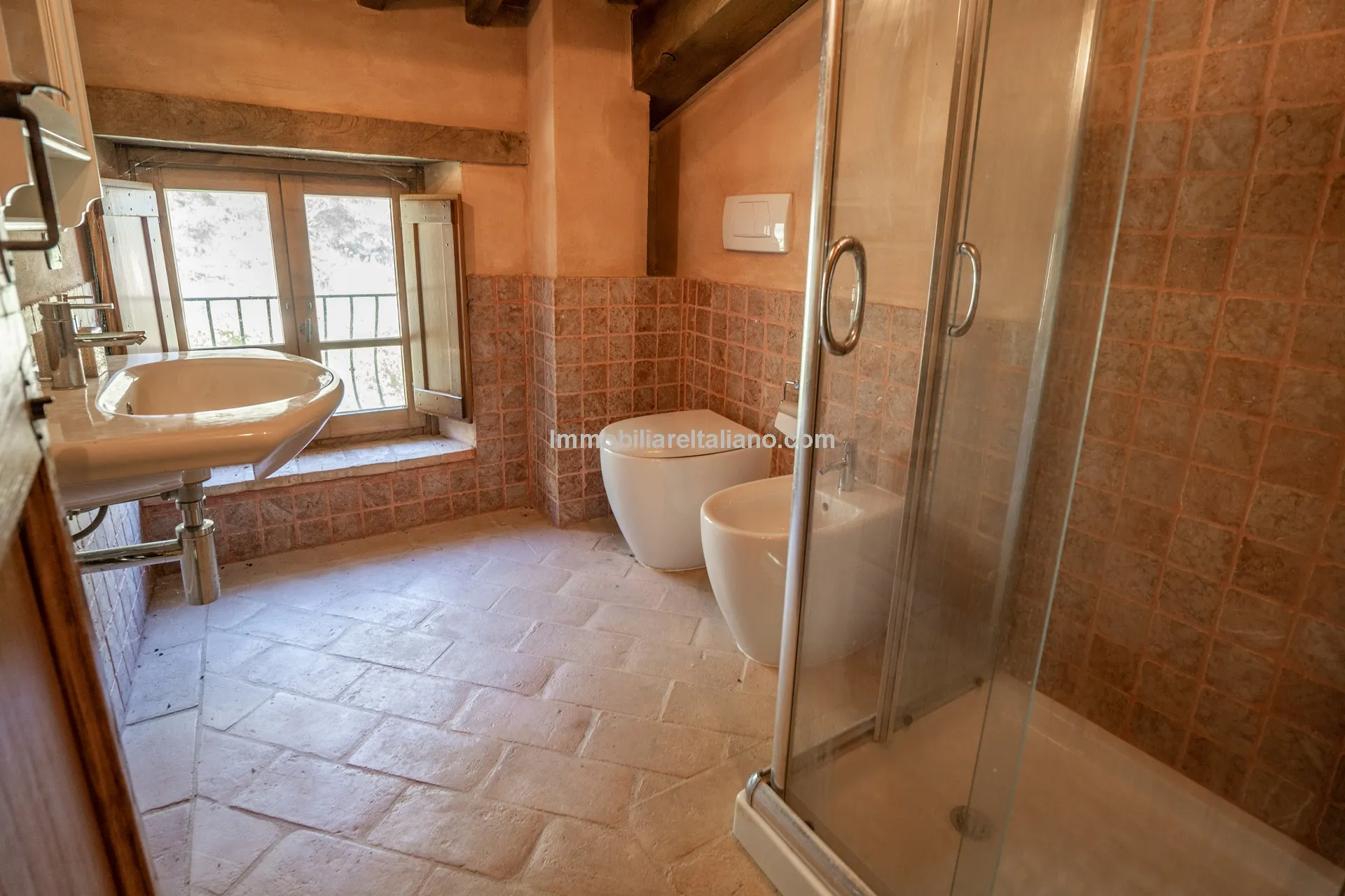 Expansive 6-Bedroom Country House in Umbria with Ample Gardens - View image 38 of 60
