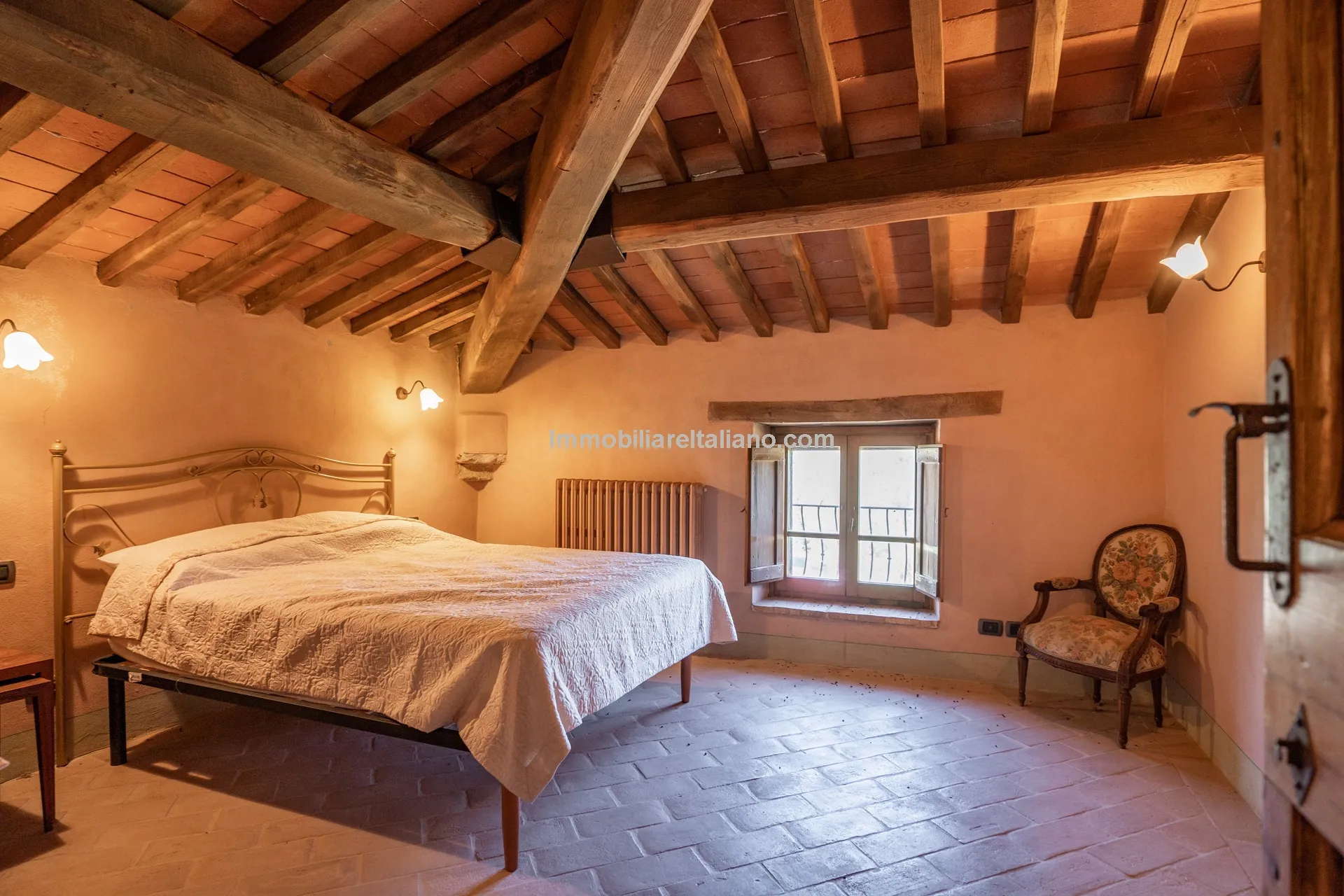 Expansive 6-Bedroom Country House in Umbria with Ample Gardens - View image 39 of 60