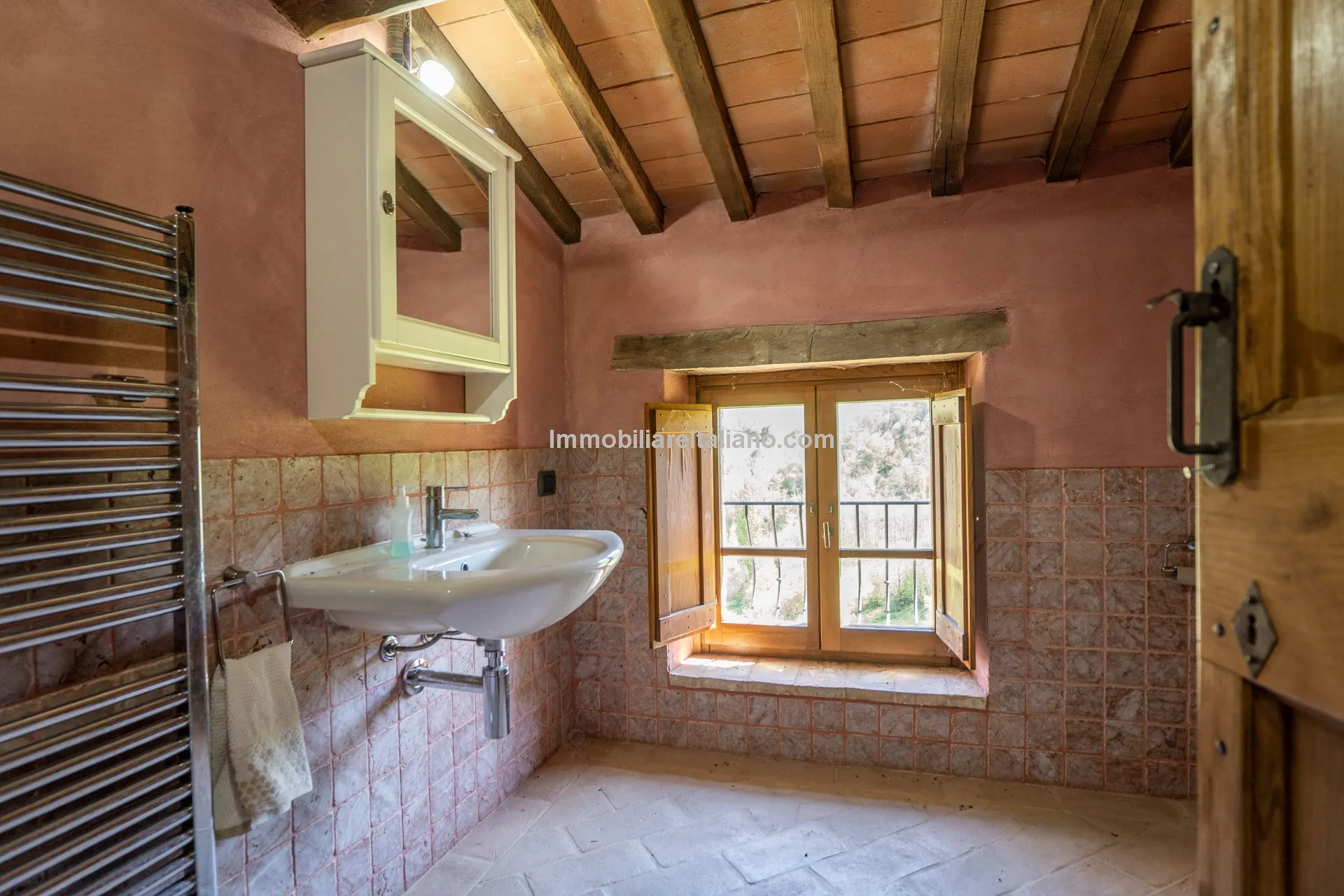 Expansive 6-Bedroom Country House in Umbria with Ample Gardens - View image 42 of 60