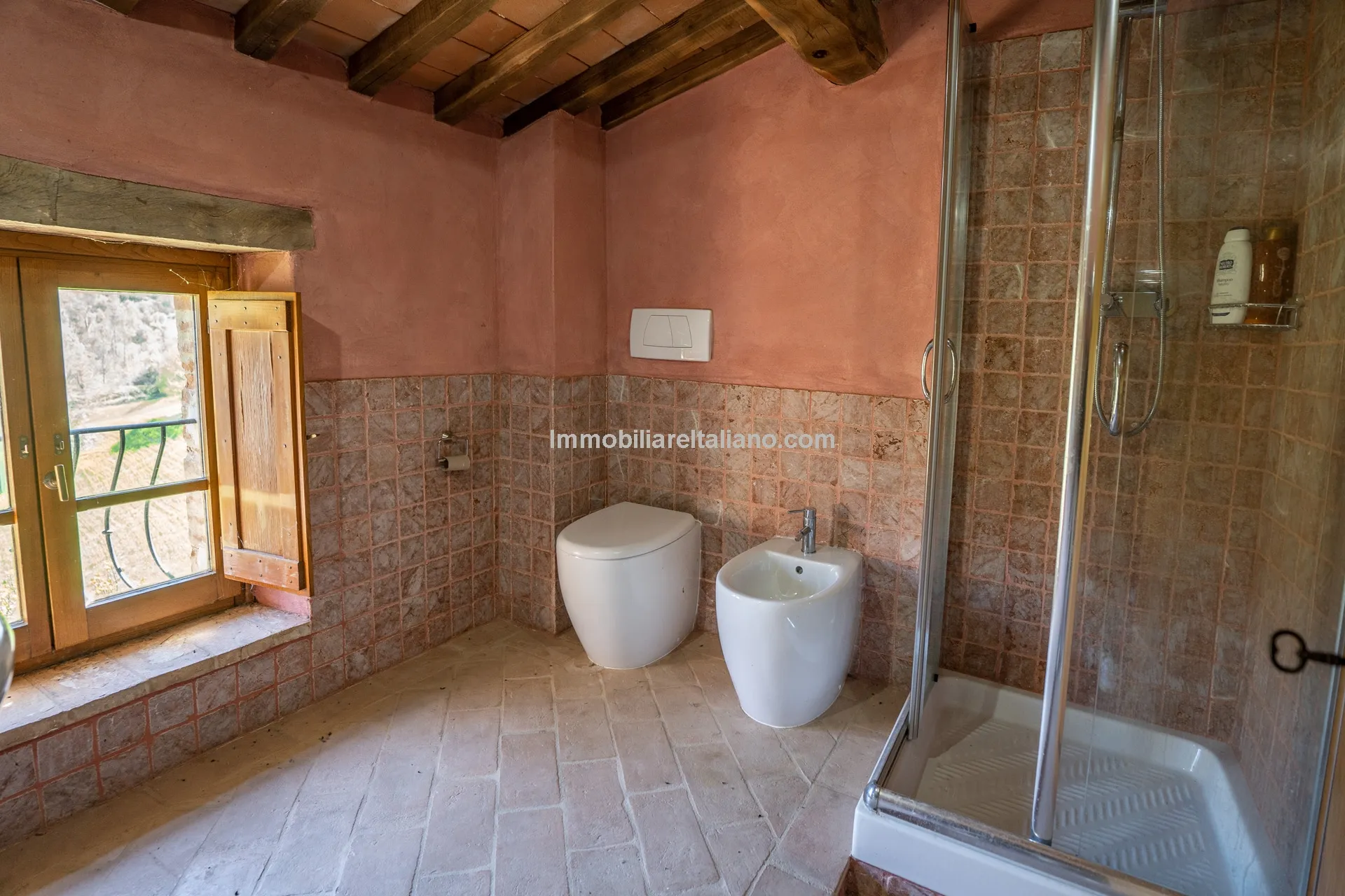Expansive 6-Bedroom Country House in Umbria with Ample Gardens - View image 43 of 60