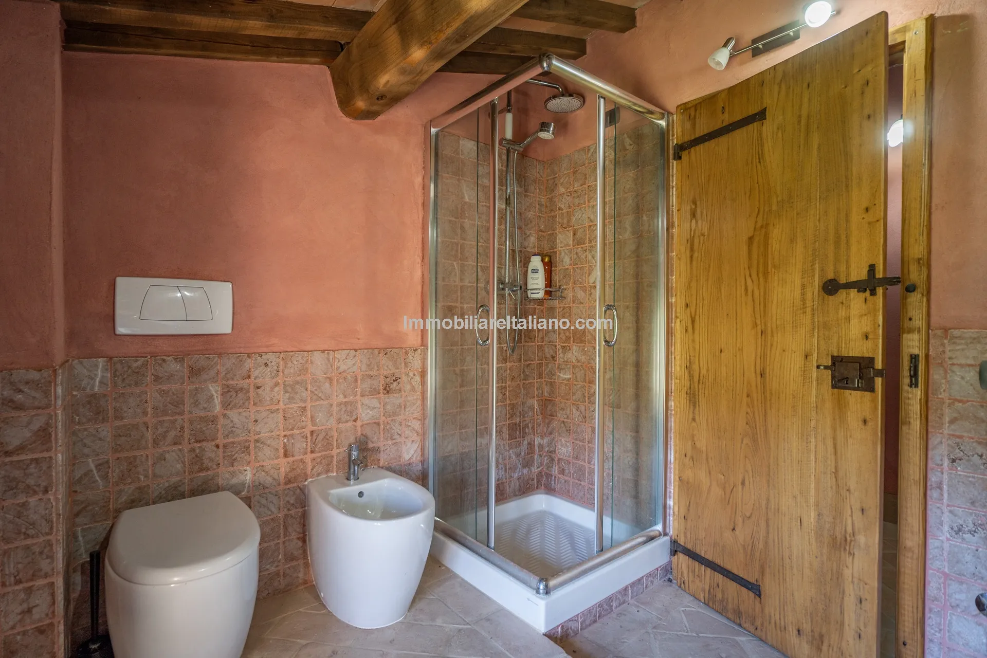 Expansive 6-Bedroom Country House in Umbria with Ample Gardens - View image 44 of 60