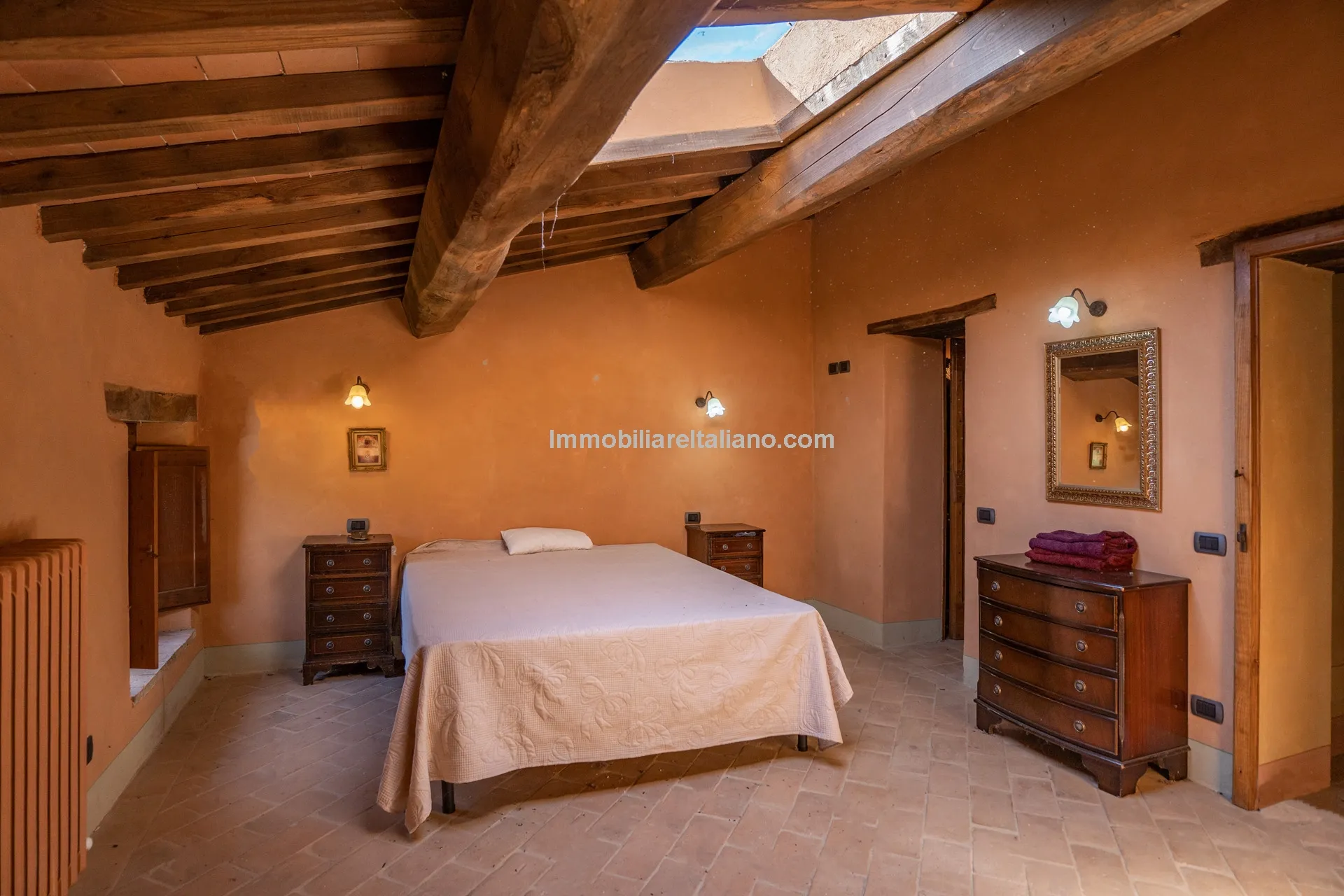 Expansive 6-Bedroom Country House in Umbria with Ample Gardens - View image 46 of 60