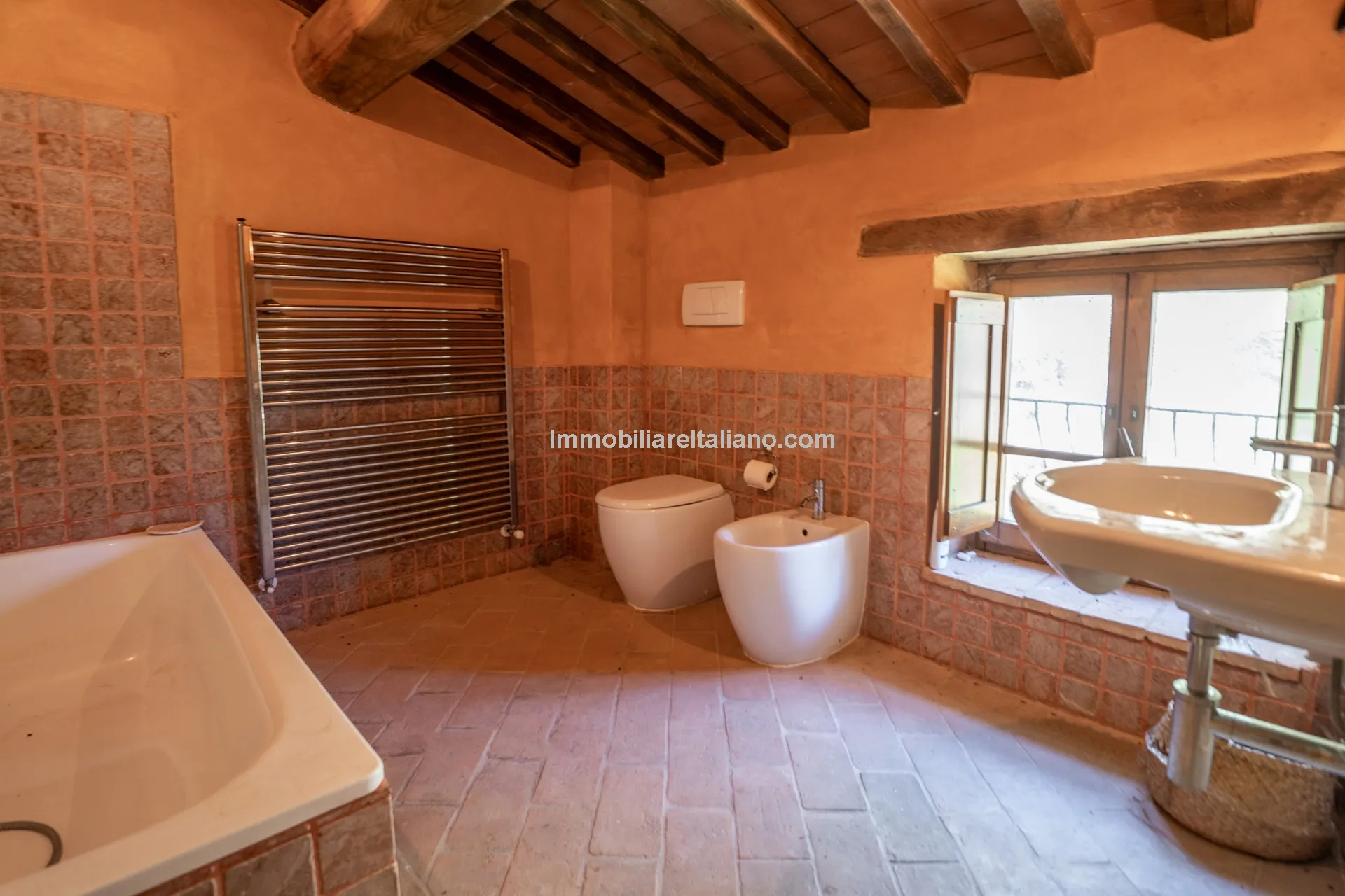Expansive 6-Bedroom Country House in Umbria with Ample Gardens - View image 47 of 60