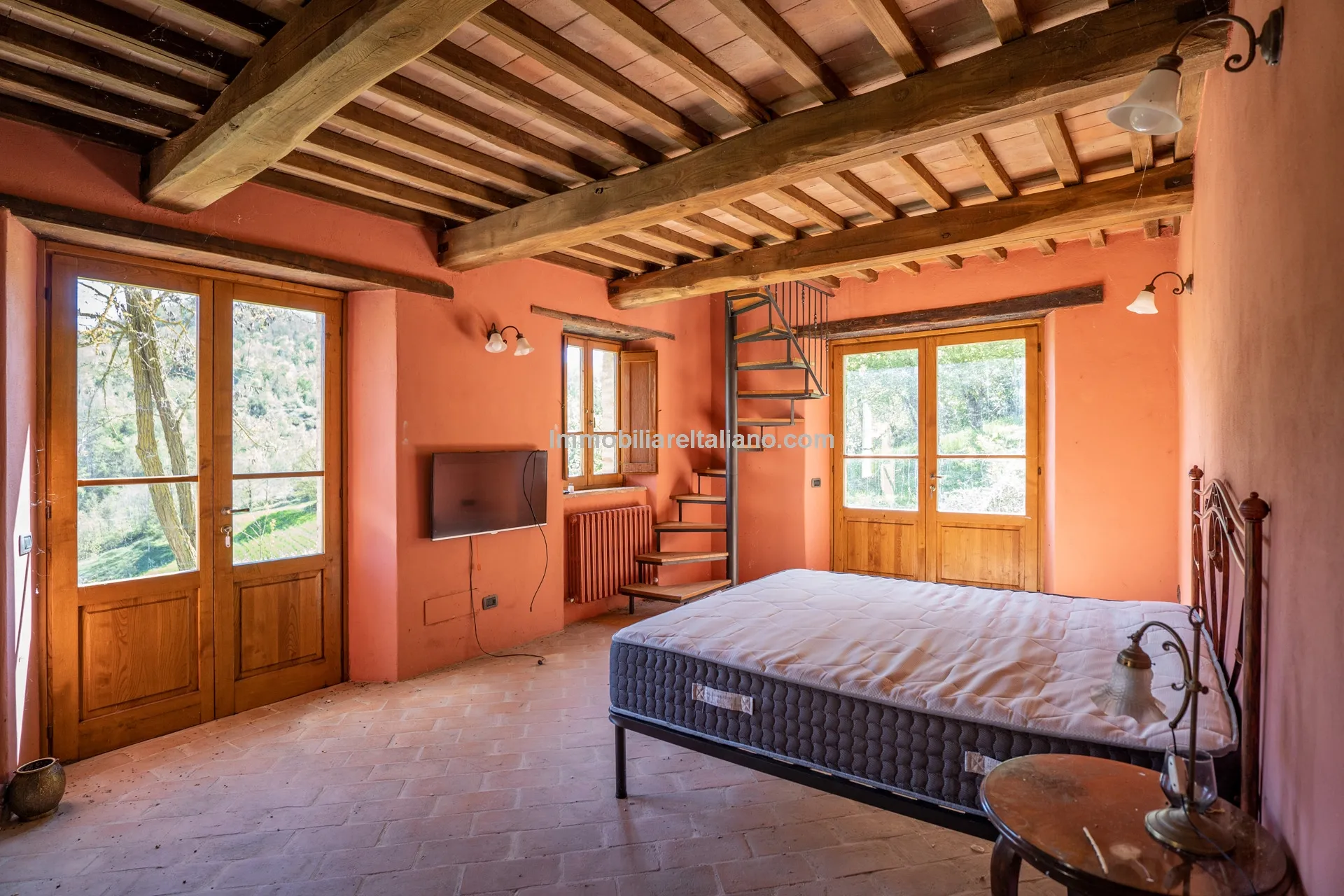 Expansive 6-Bedroom Country House in Umbria with Ample Gardens - View image 52 of 60