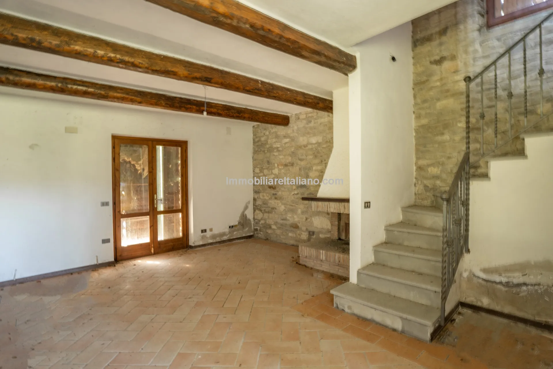 Expansive 6-Bedroom Country House in Umbria with Ample Gardens - View image 53 of 60