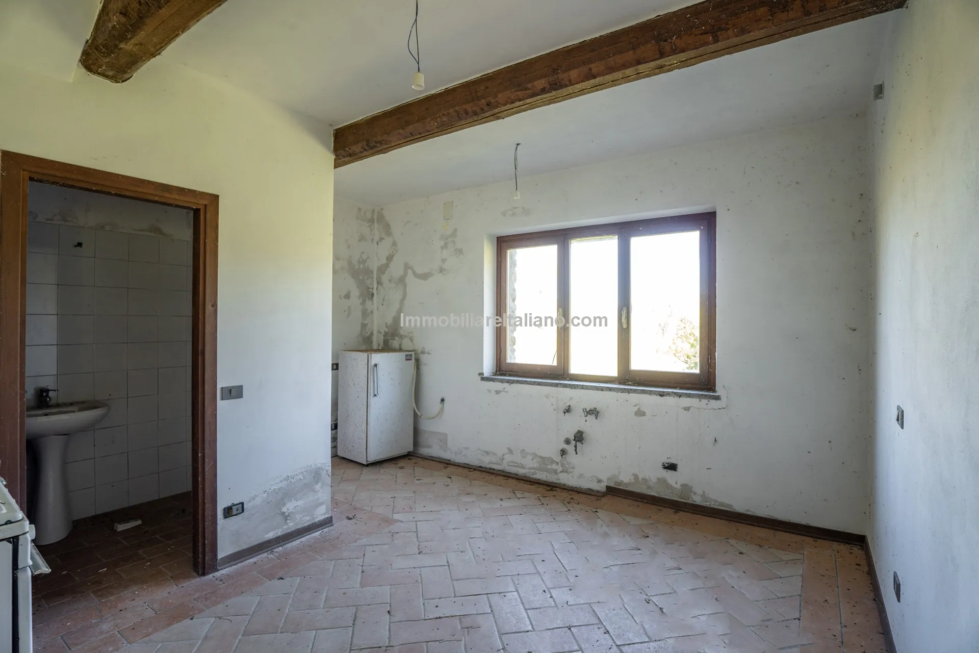 Expansive 6-Bedroom Country House in Umbria with Ample Gardens - View image 54 of 60