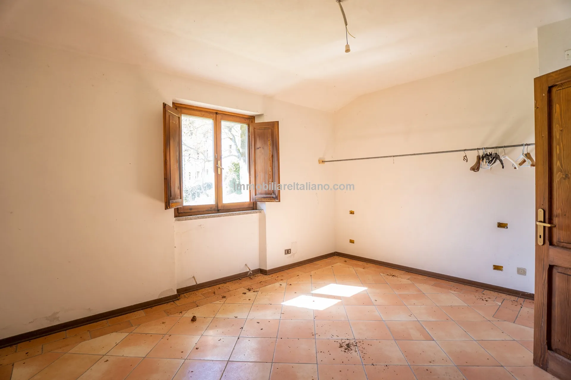 Expansive 6-Bedroom Country House in Umbria with Ample Gardens - View image 56 of 60