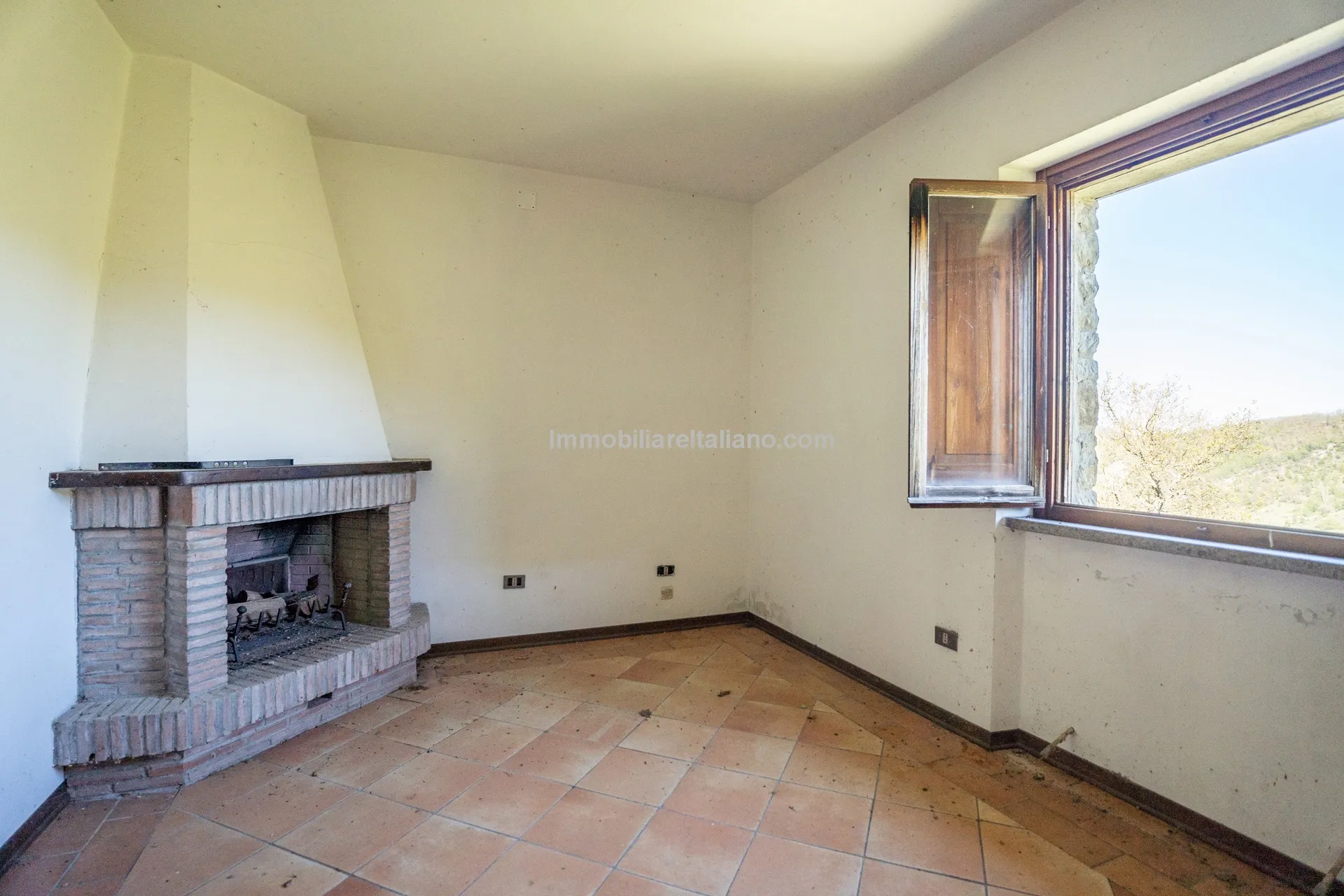 Expansive 6-Bedroom Country House in Umbria with Ample Gardens - View image 58 of 60