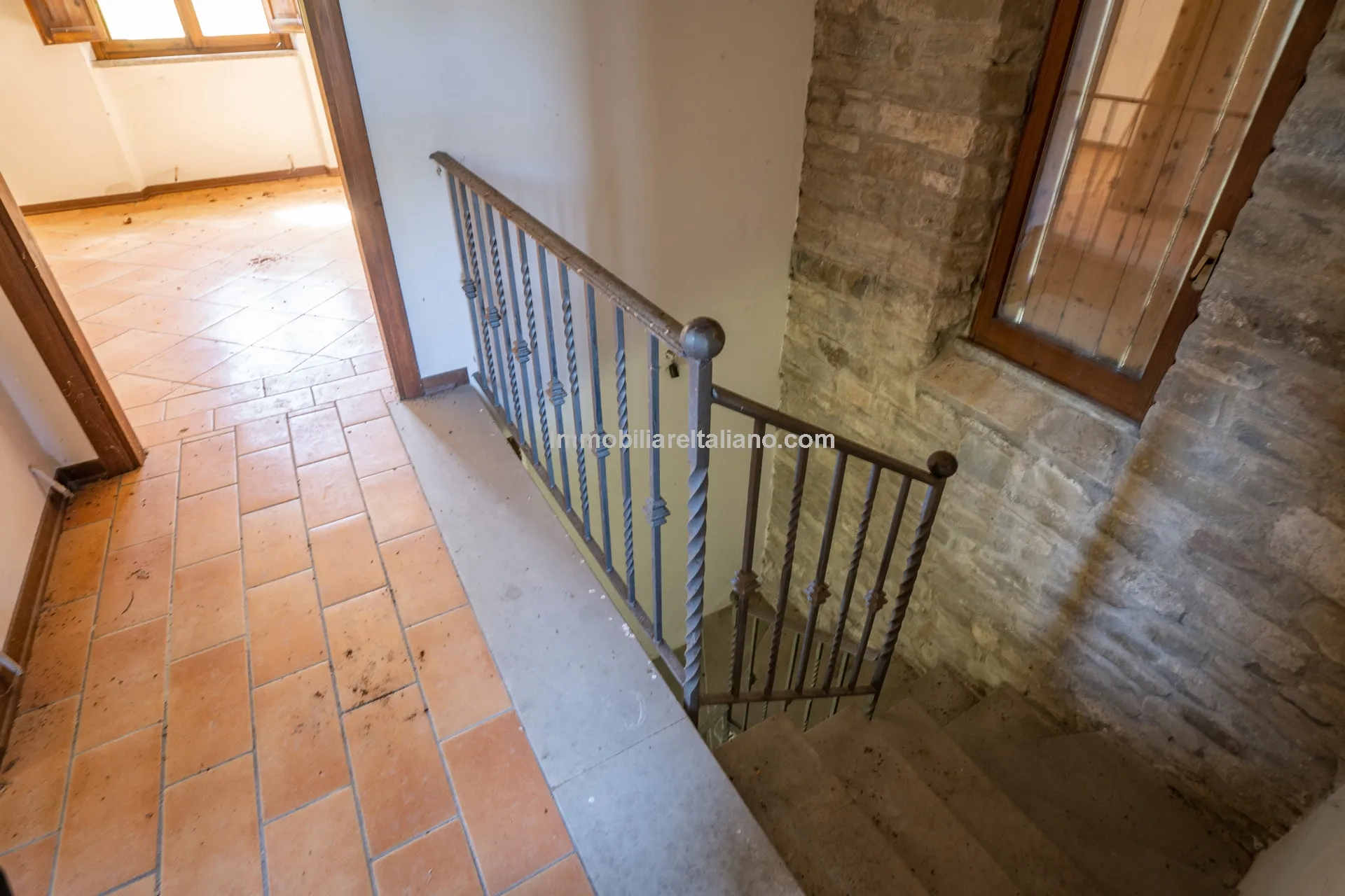 Expansive 6-Bedroom Country House in Umbria with Ample Gardens - View image 59 of 60