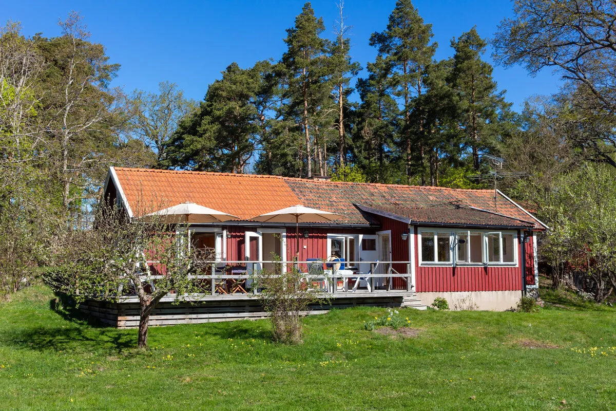 Modern 2-Bedroom Home with Expansive Garden by Stockholm's Waterside - Image 2