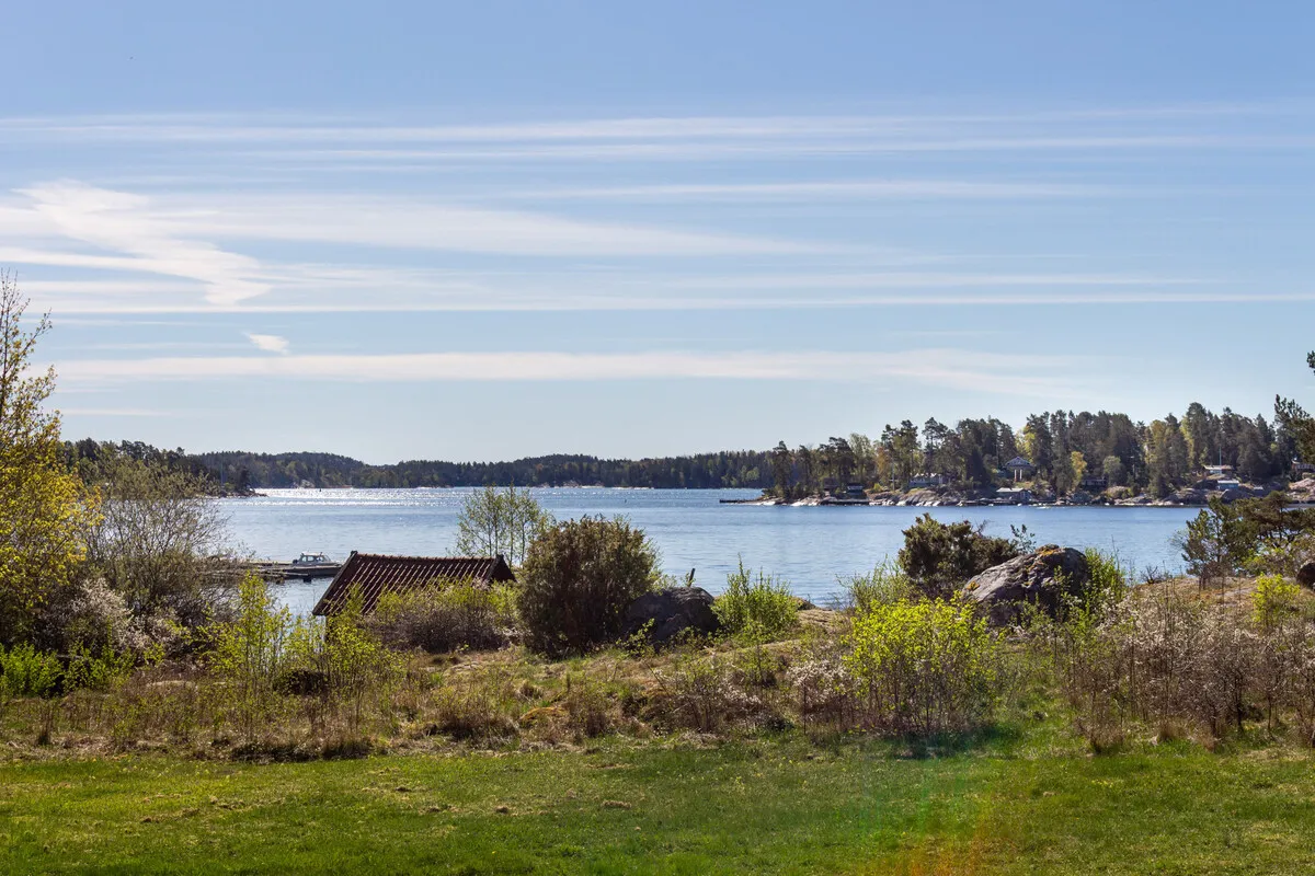 Modern 2-Bedroom Home with Expansive Garden by Stockholm's Waterside - Image 4