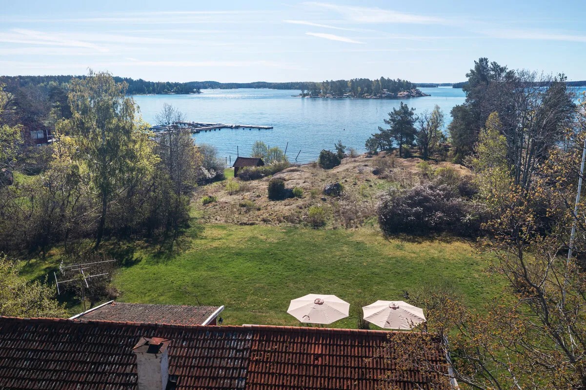 Modern 2-Bedroom Home with Expansive Garden by Stockholm's Waterside - View image 6 of 51