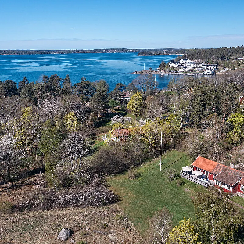 Modern 2-Bedroom Home with Expansive Garden by Stockholm's Waterside