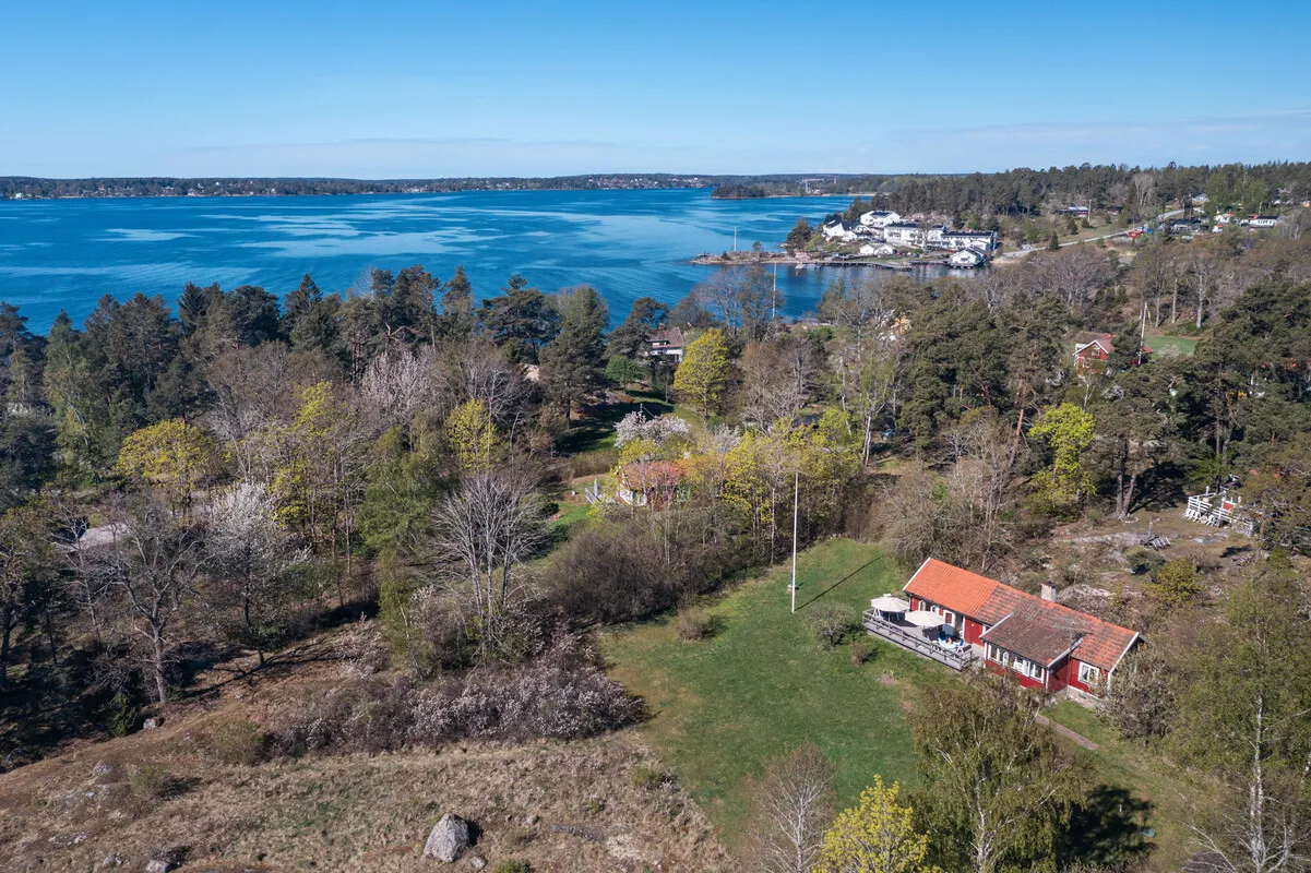 Modern 2-Bedroom Home with Expansive Garden by Stockholm's Waterside - Image 1