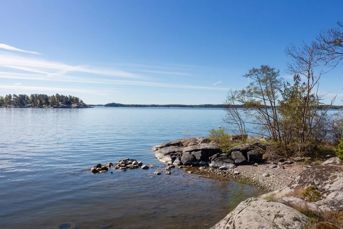 Modern 2-Bedroom Home with Expansive Garden by Stockholm's Waterside - View image 8 of 51