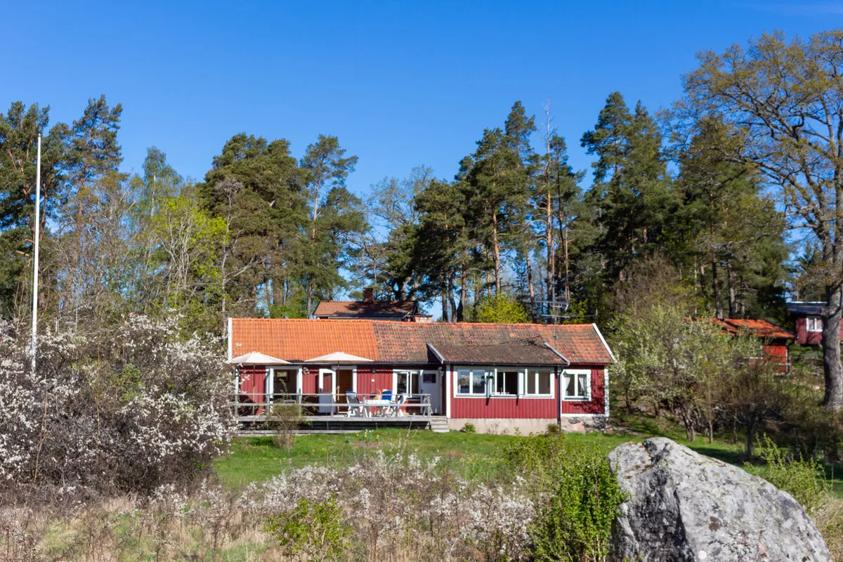 Modern 2-Bedroom Home with Expansive Garden by Stockholm's Waterside - View image 9 of 51