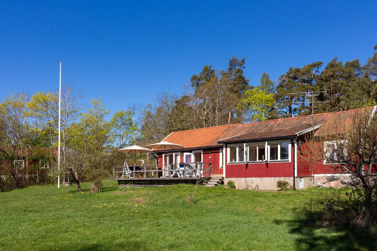Modern 2-Bedroom Home with Expansive Garden by Stockholm's Waterside - View image 10 of 51