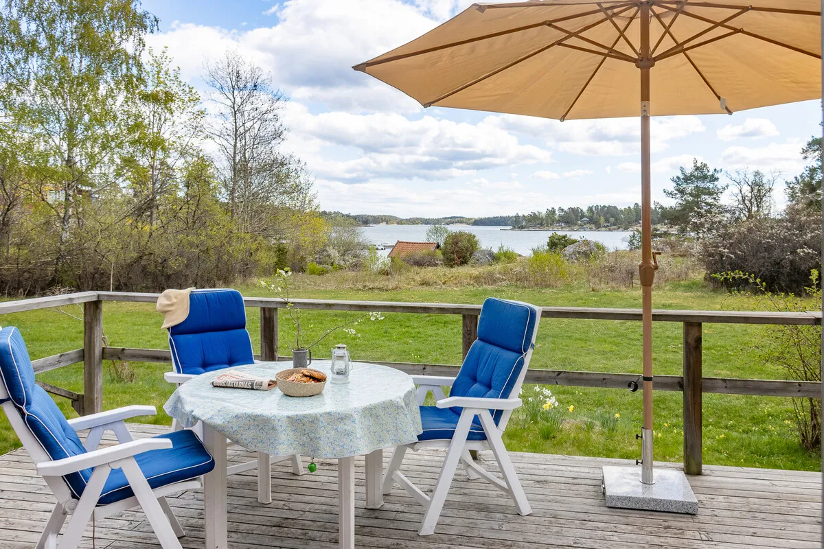 Modern 2-Bedroom Home with Expansive Garden by Stockholm's Waterside - View image 12 of 51