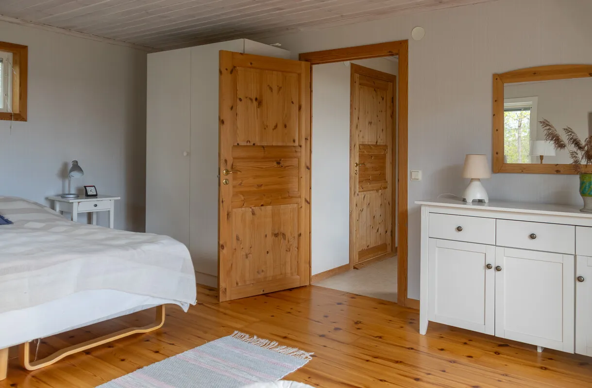 Modern 2-Bedroom Home with Expansive Garden by Stockholm's Waterside - View image 23 of 51