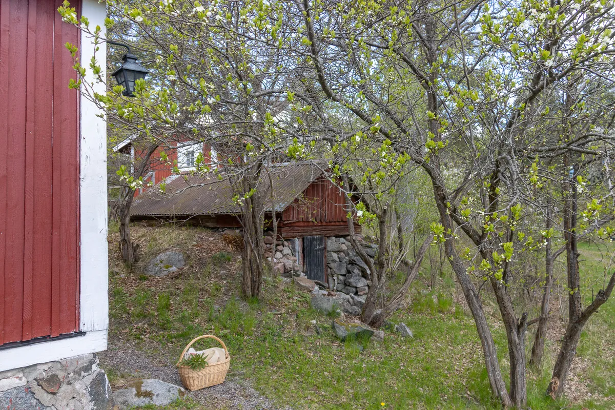 Modern 2-Bedroom Home with Expansive Garden by Stockholm's Waterside - View image 29 of 51