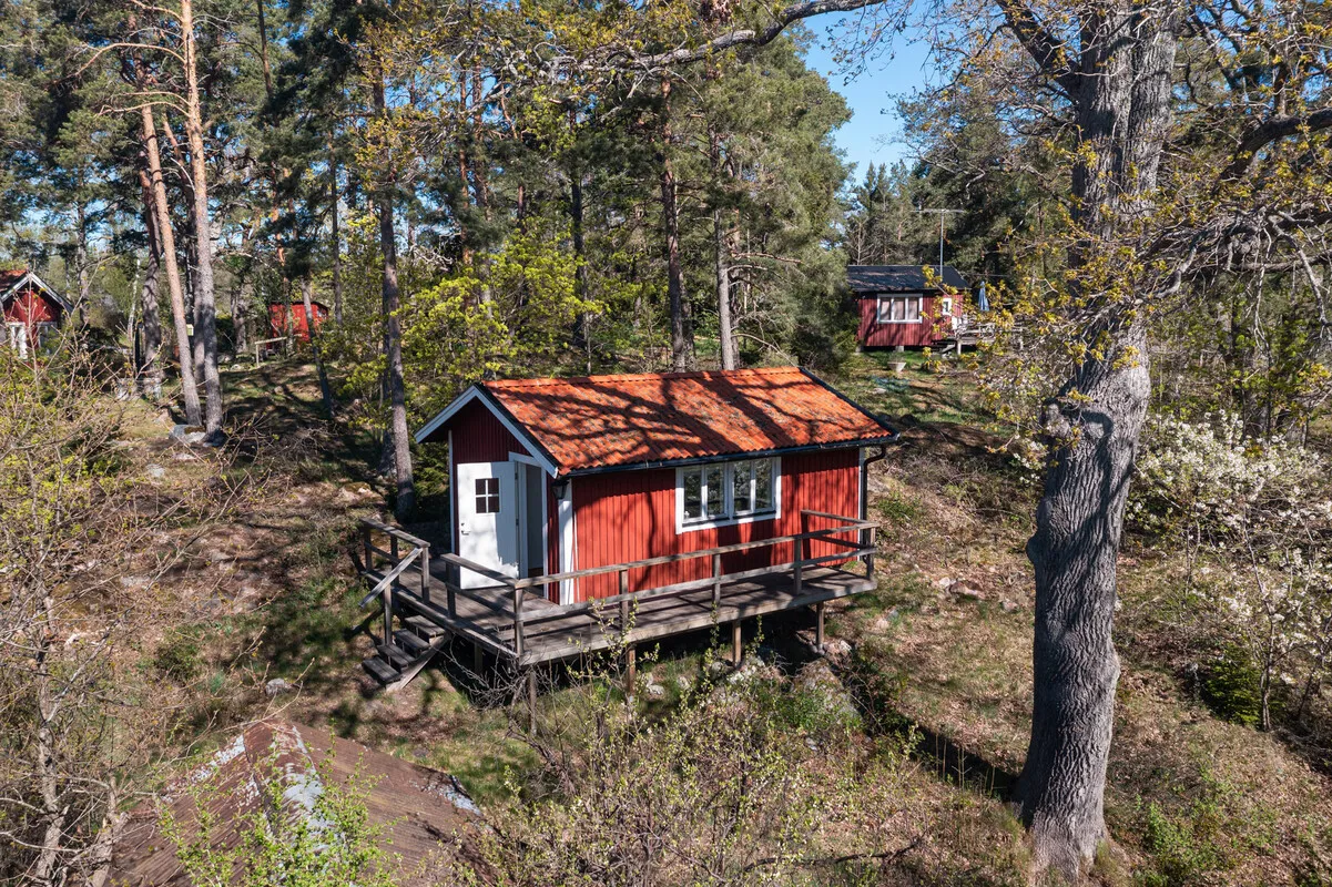 Modern 2-Bedroom Home with Expansive Garden by Stockholm's Waterside - View image 32 of 51
