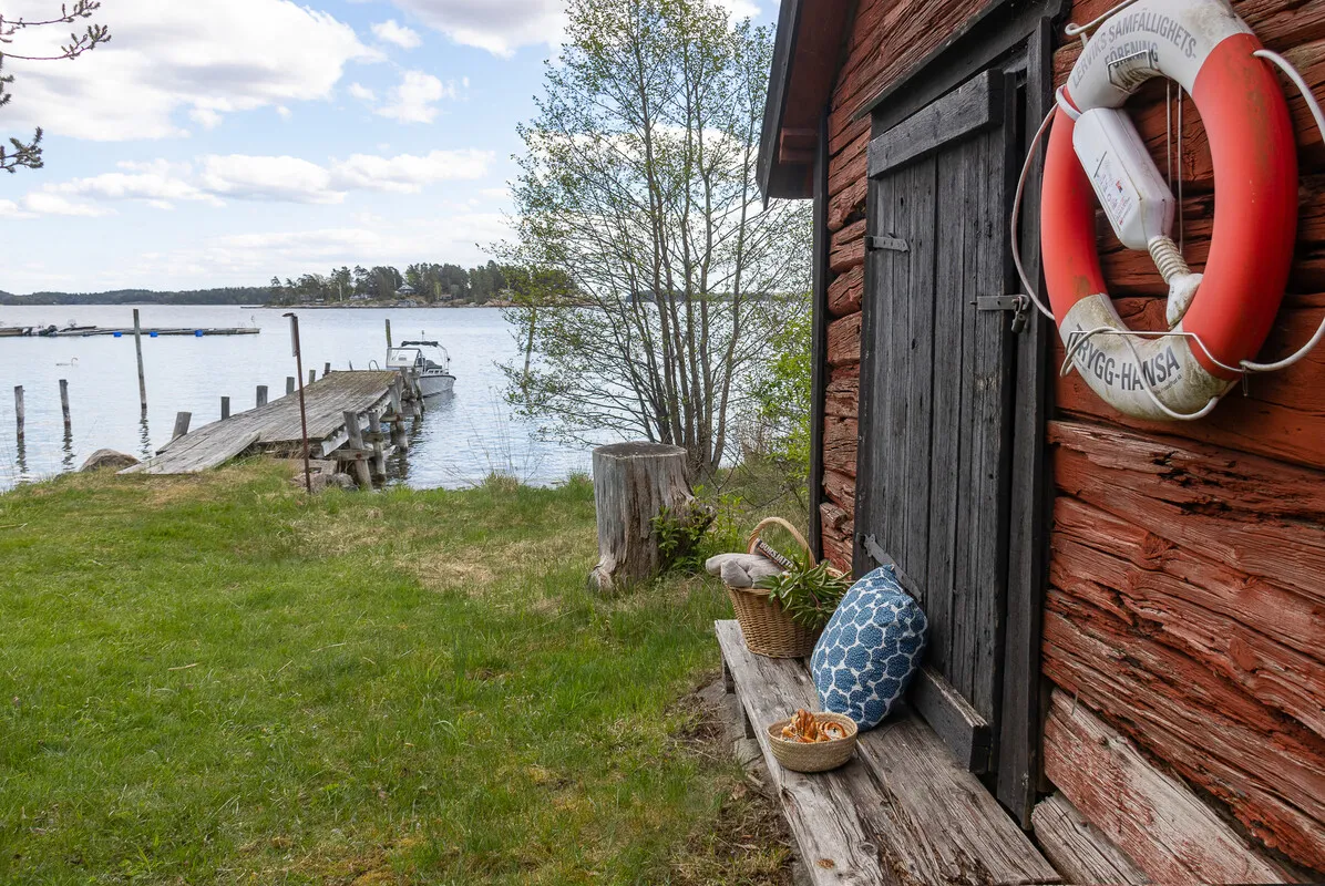 Modern 2-Bedroom Home with Expansive Garden by Stockholm's Waterside - View image 35 of 51