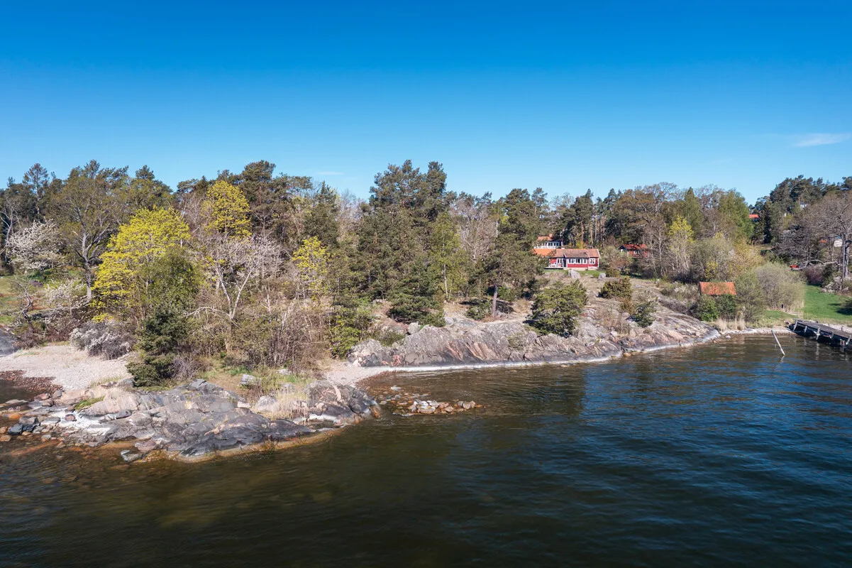 Modern 2-Bedroom Home with Expansive Garden by Stockholm's Waterside - View image 38 of 51