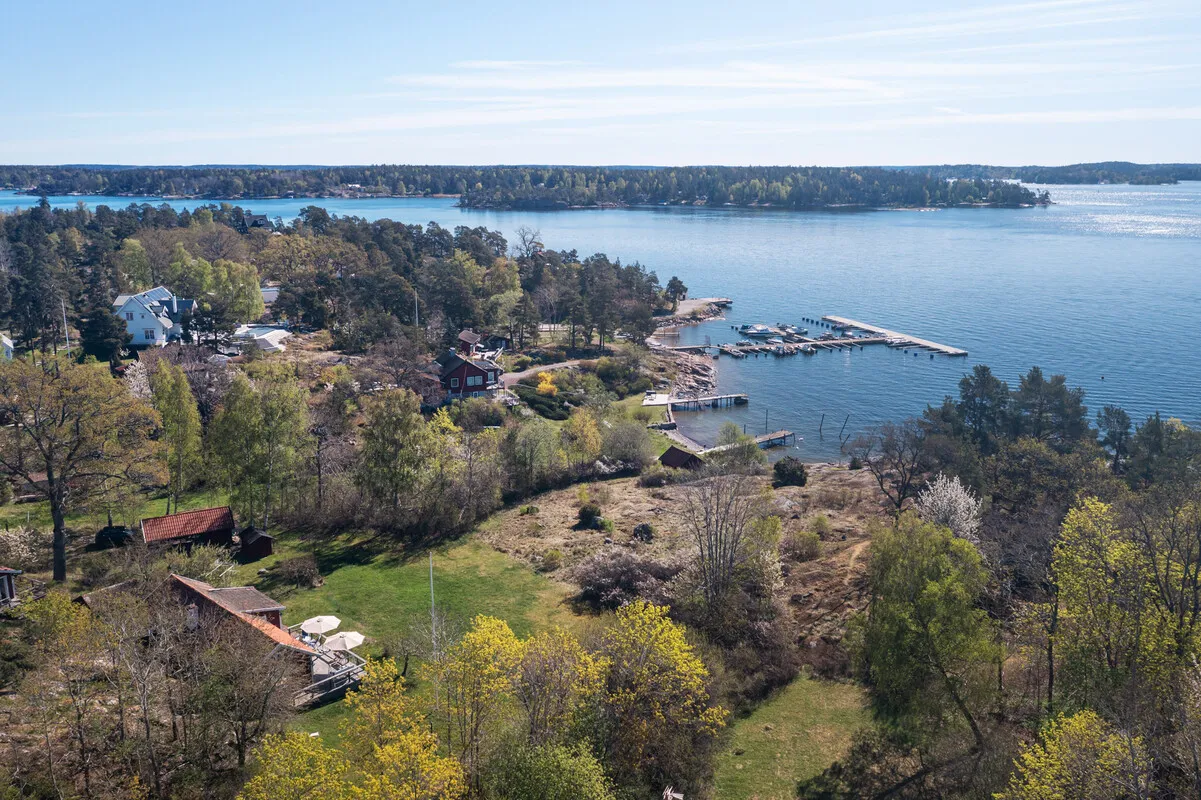 Modern 2-Bedroom Home with Expansive Garden by Stockholm's Waterside - View image 41 of 51