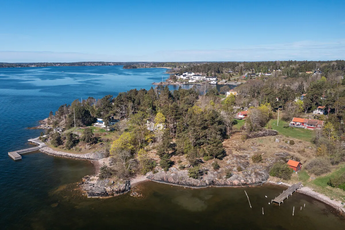 Modern 2-Bedroom Home with Expansive Garden by Stockholm's Waterside - View image 42 of 51