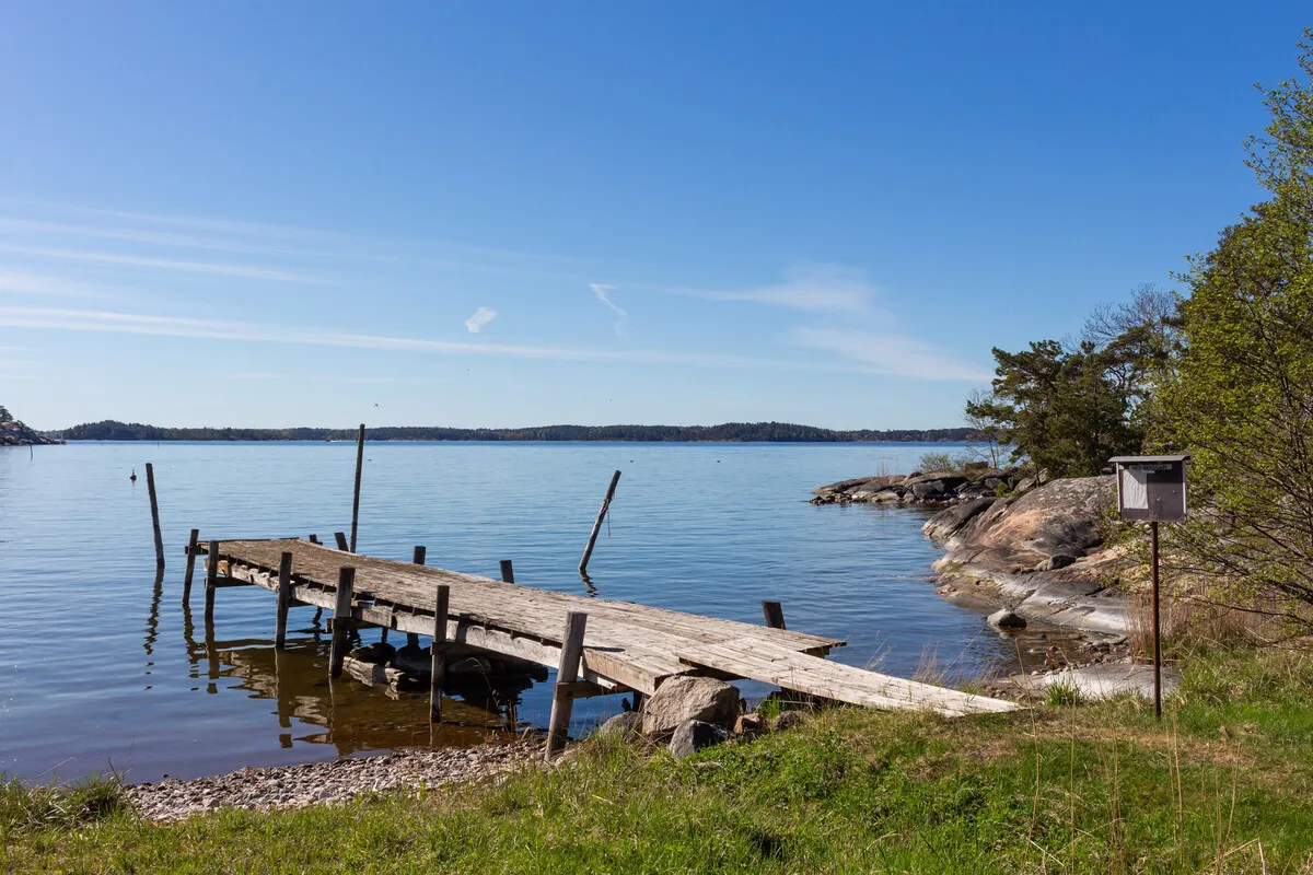 Modern 2-Bedroom Home with Expansive Garden by Stockholm's Waterside - View image 43 of 51