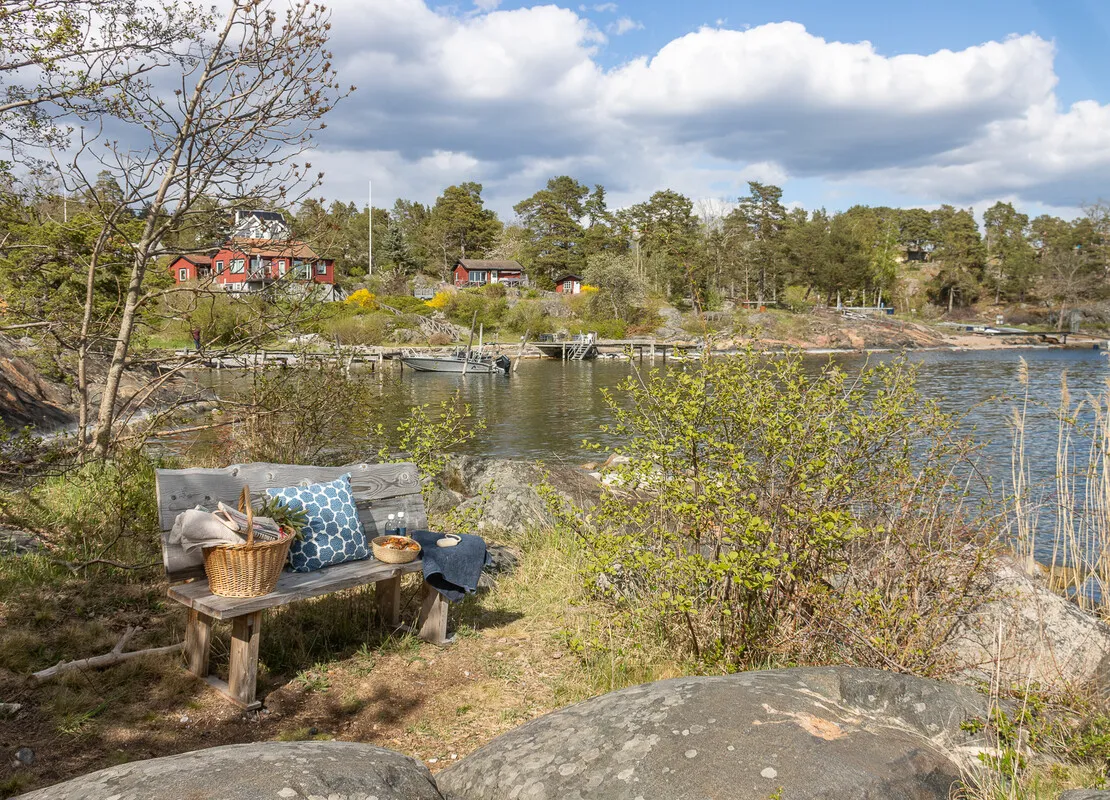Modern 2-Bedroom Home with Expansive Garden by Stockholm's Waterside - View image 44 of 51